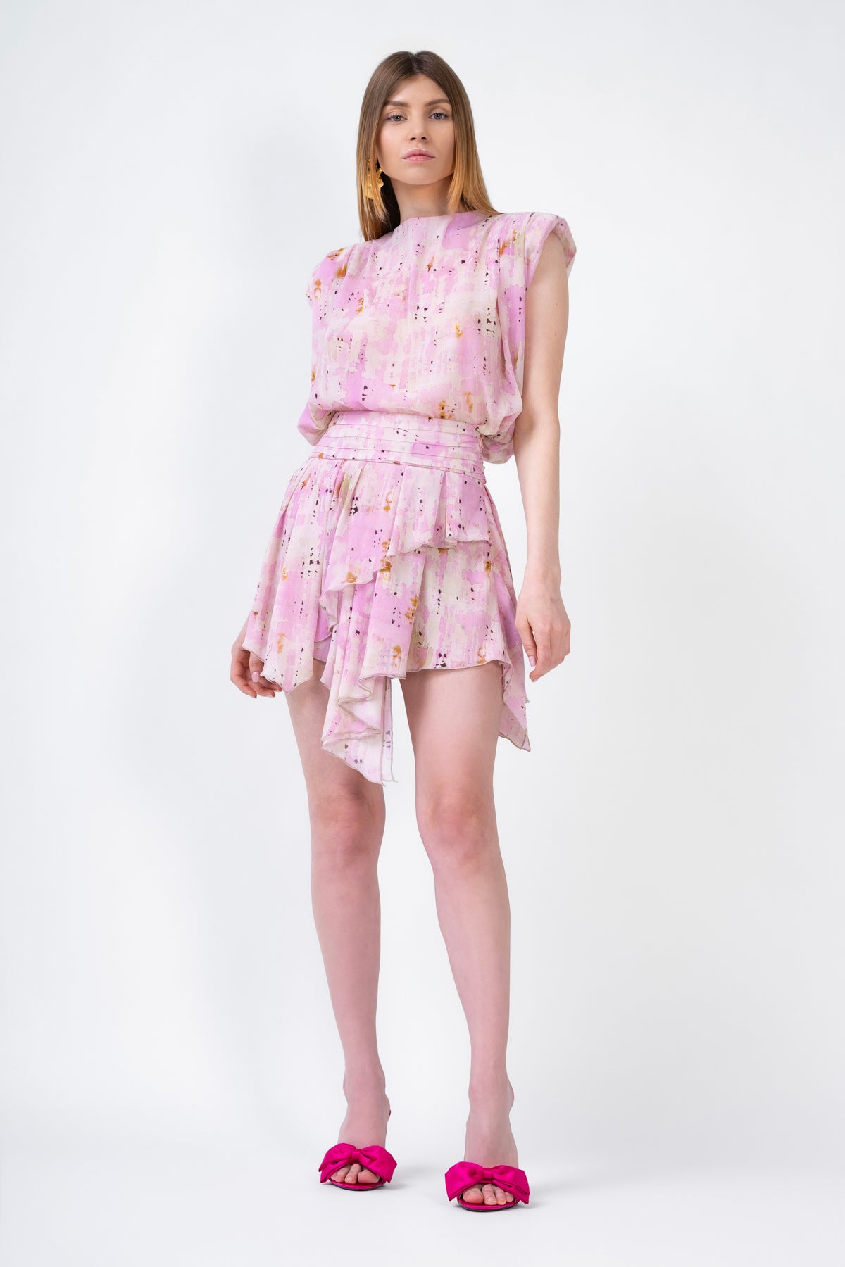 Set din voal printat roz cu top drapat si fusta asimetrica