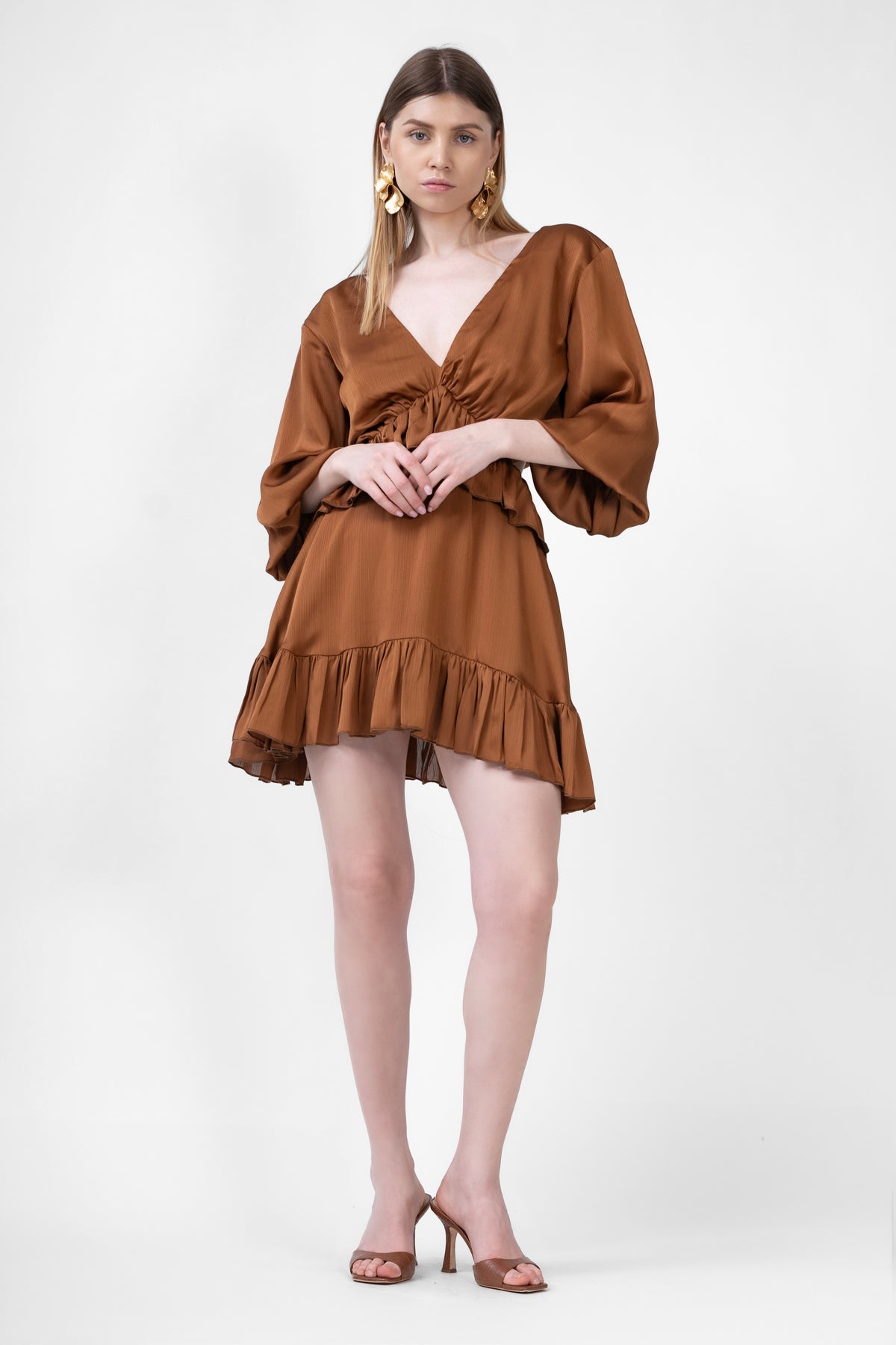 Rochie mini bronze de satin cu volane