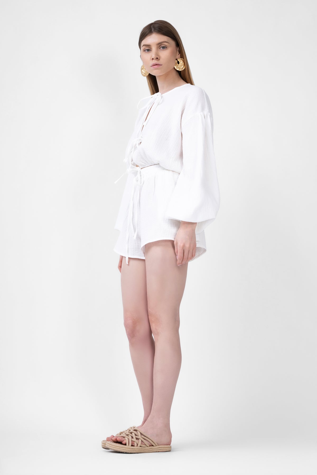 Set alb cu bluza cu funde si pantaloni scurti