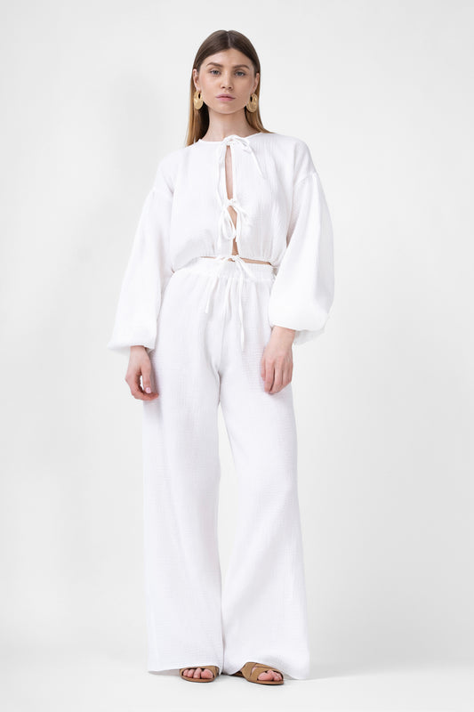 Ensemble assorti blanc avec chemisier avec nœuds et pantalon