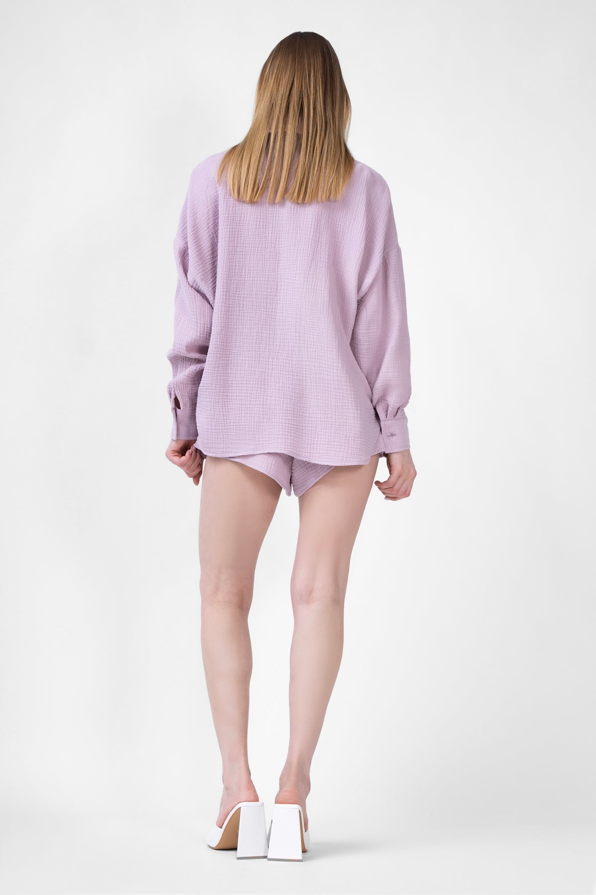 Set lila cu camasa oversized si pantaloni scurti