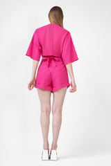Set roz neon cu camasa cropped si pantaloni scurti