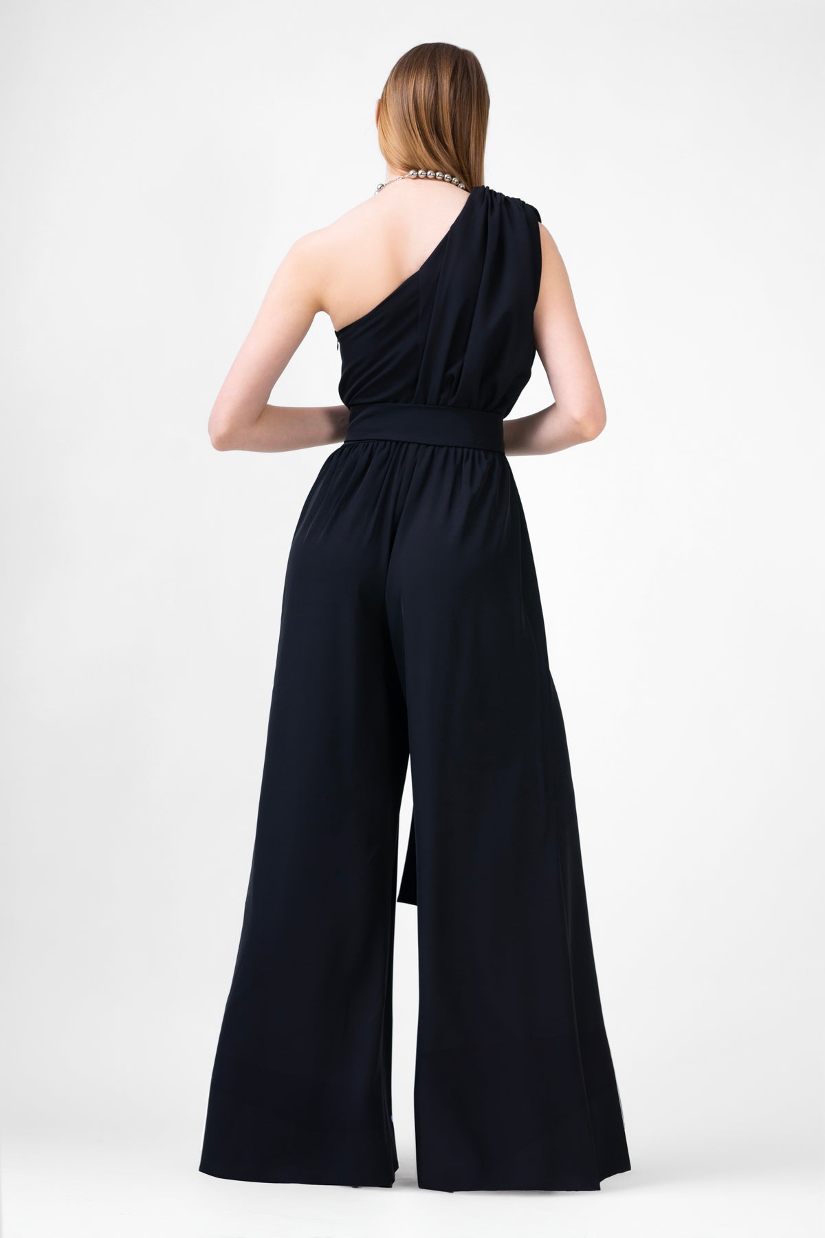 Salopeta maxi neagra pe un umar