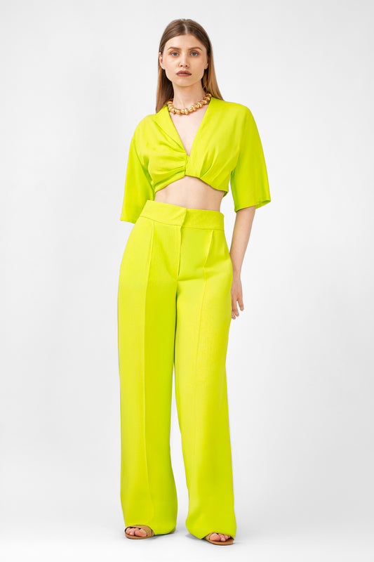 Ensemble assorti vert fluo avec chemise courte et pantalon droit