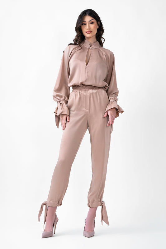 Ensemble beige avec chemisier et pantalon avec nœuds