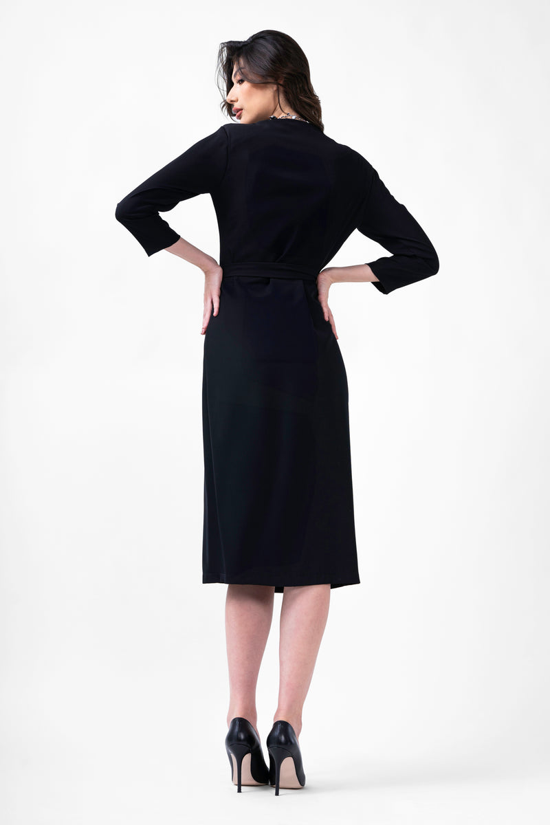 Robe midi noire avec plis et ceinture