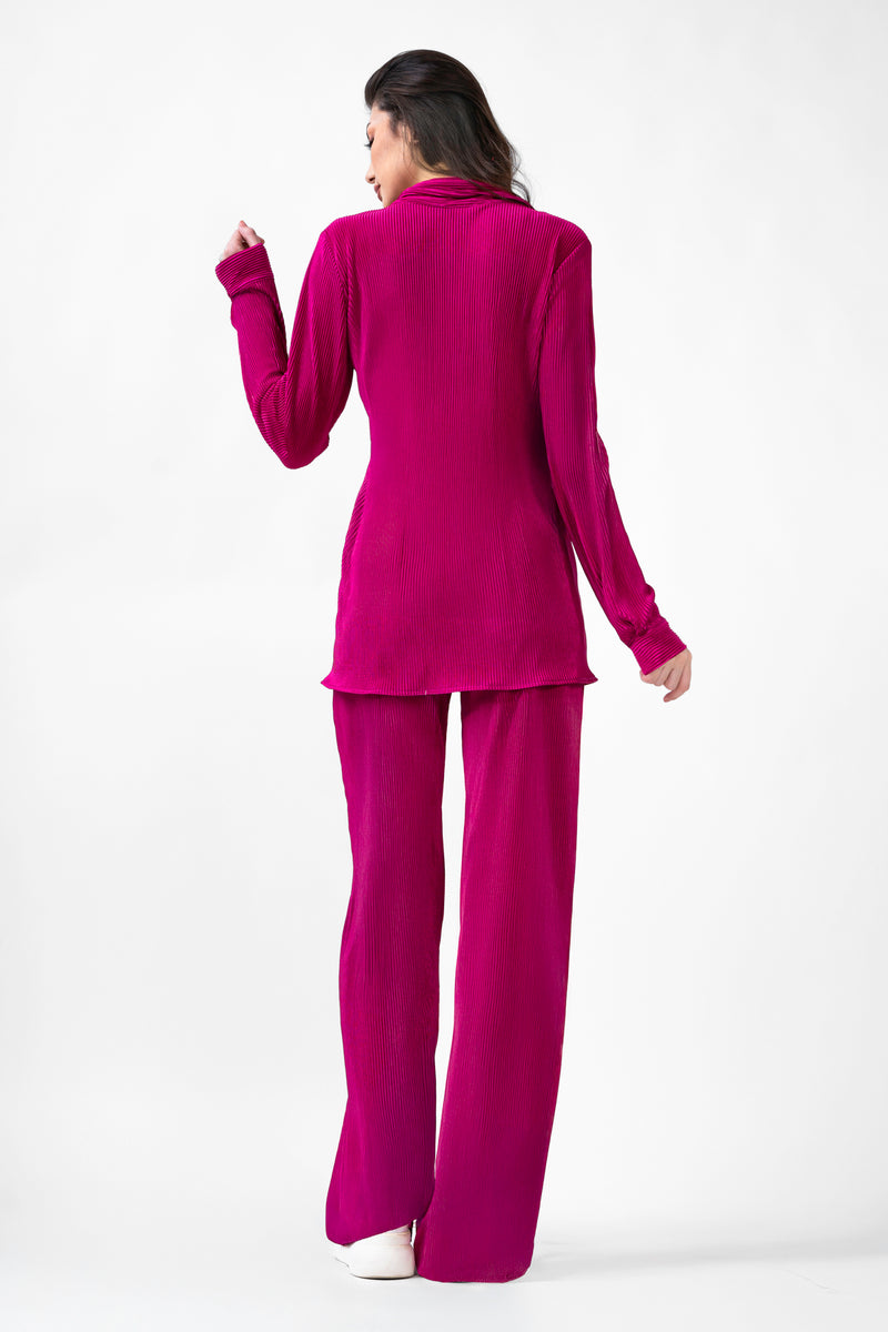 Set fuchsia cu bluza si pantaloni drepti din material plisat