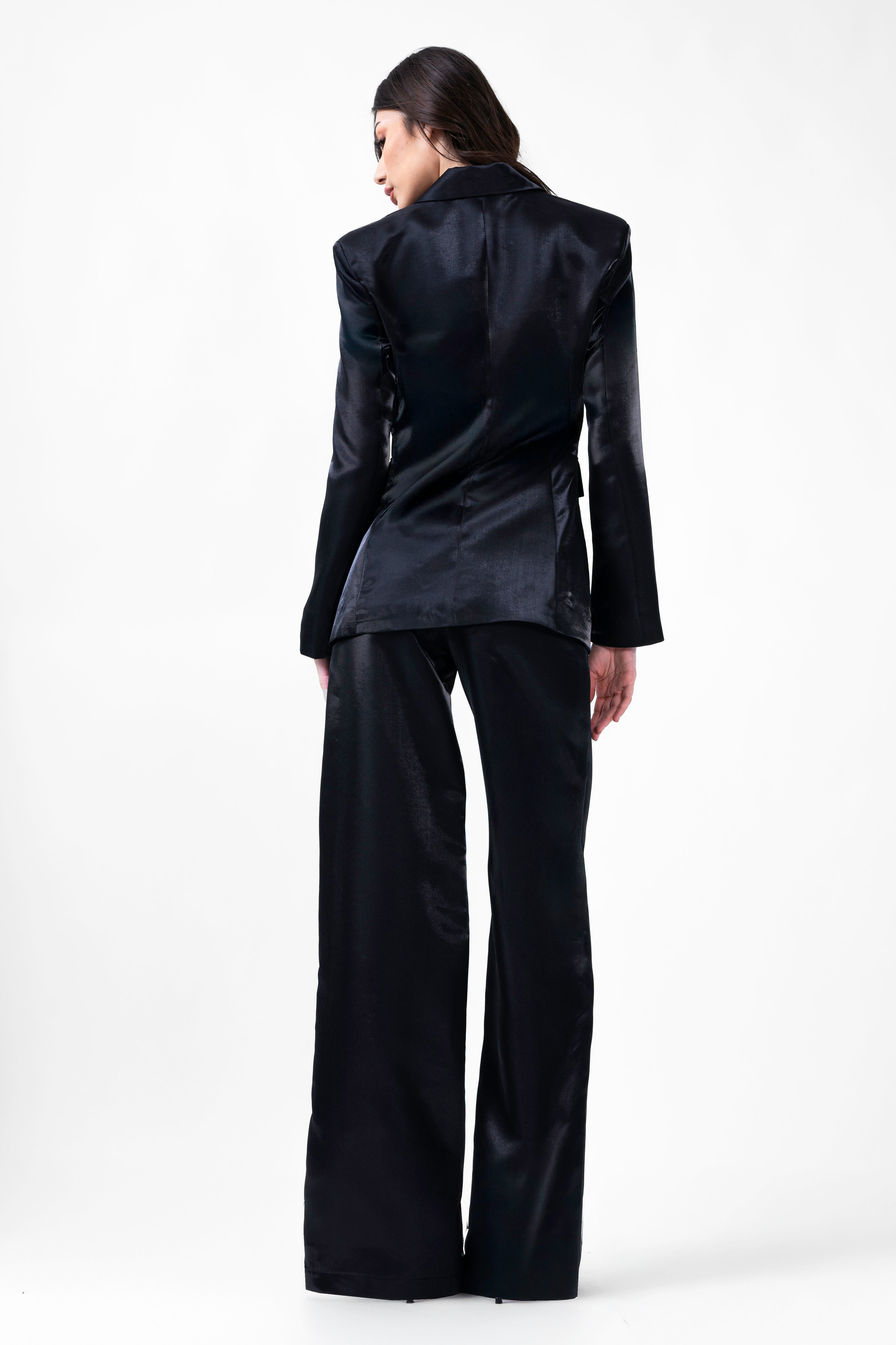 Costum negru din tafta cu sacou cambrat si pantaloni drepti