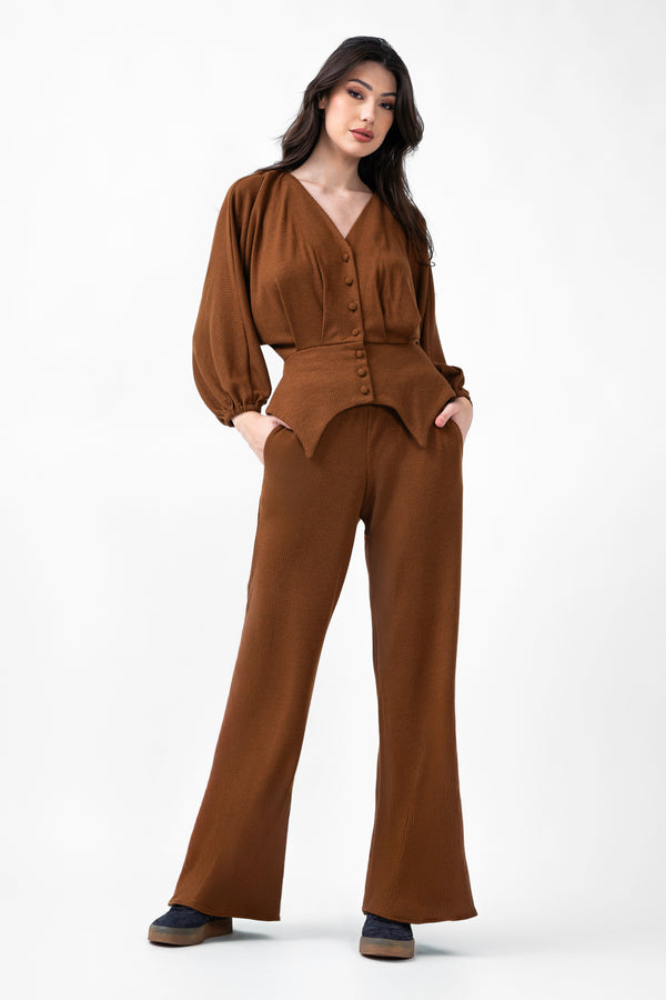 Ensemble marron avec chemisier à manches bouffantes et pantalon large