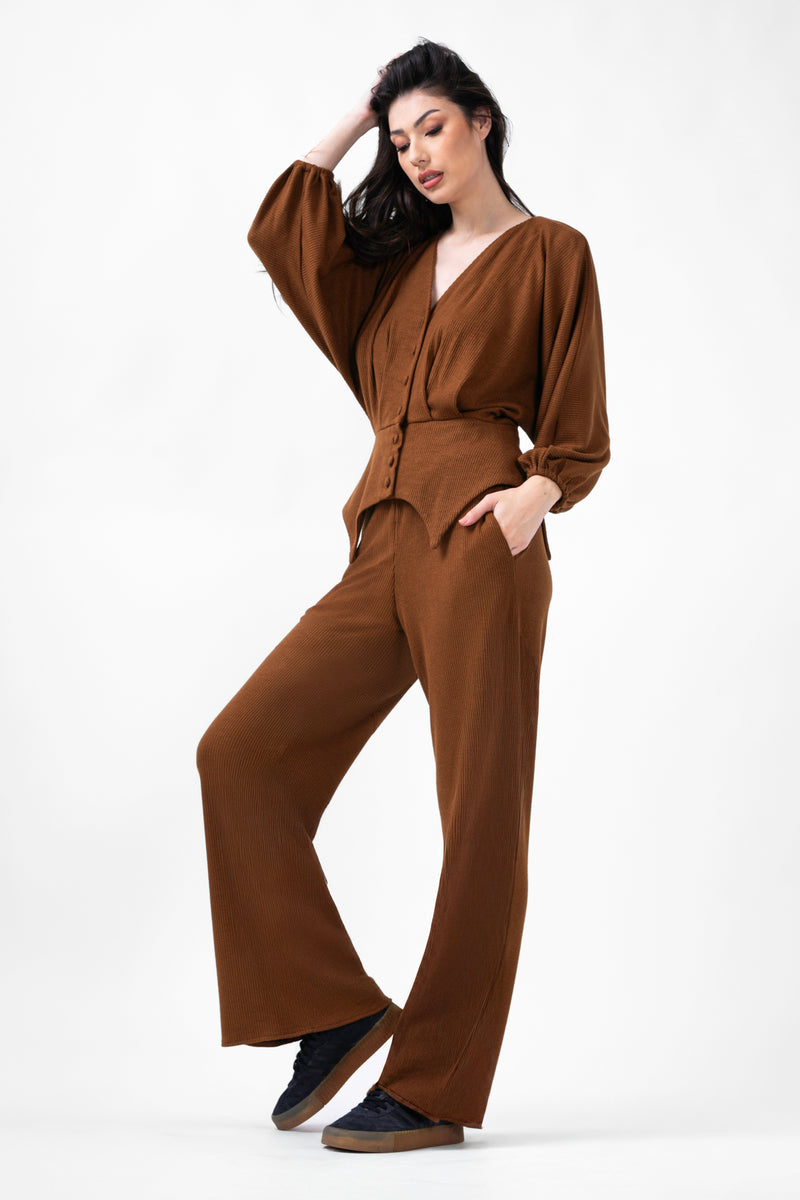 Ensemble marron avec chemisier à manches bouffantes et pantalon large