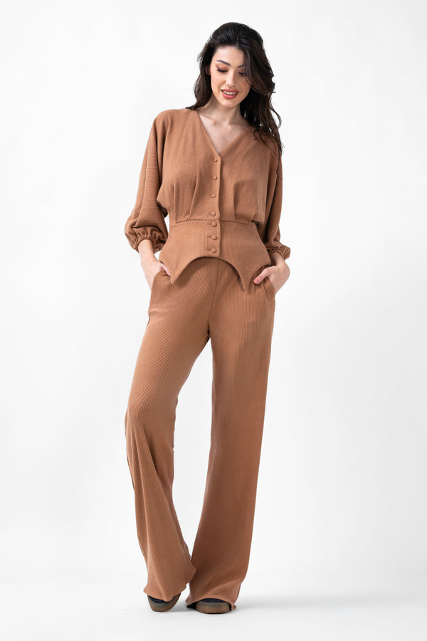 Ensemble camel avec chemisier à manches bouffantes et pantalon large