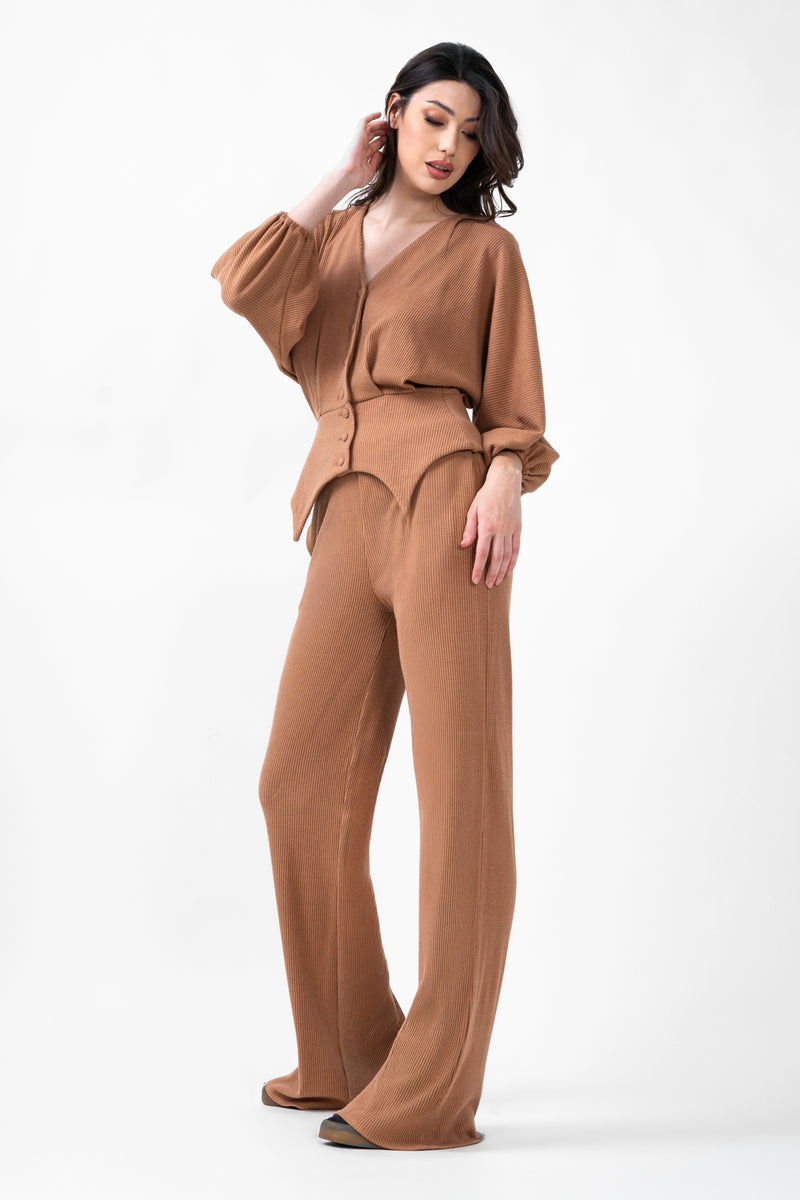 Ensemble camel avec chemisier à manches bouffantes et pantalon large