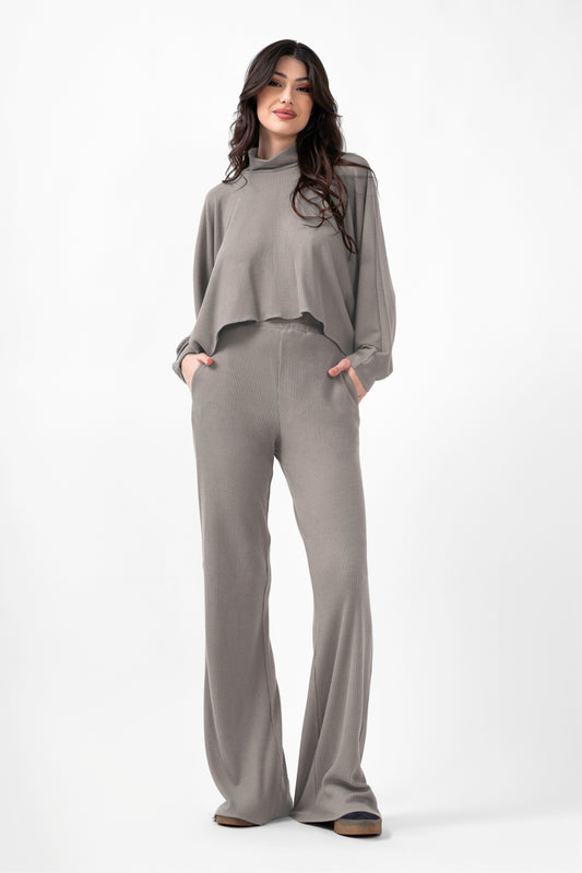 Ensemble tricoté gris avec chemisier et pantalon large