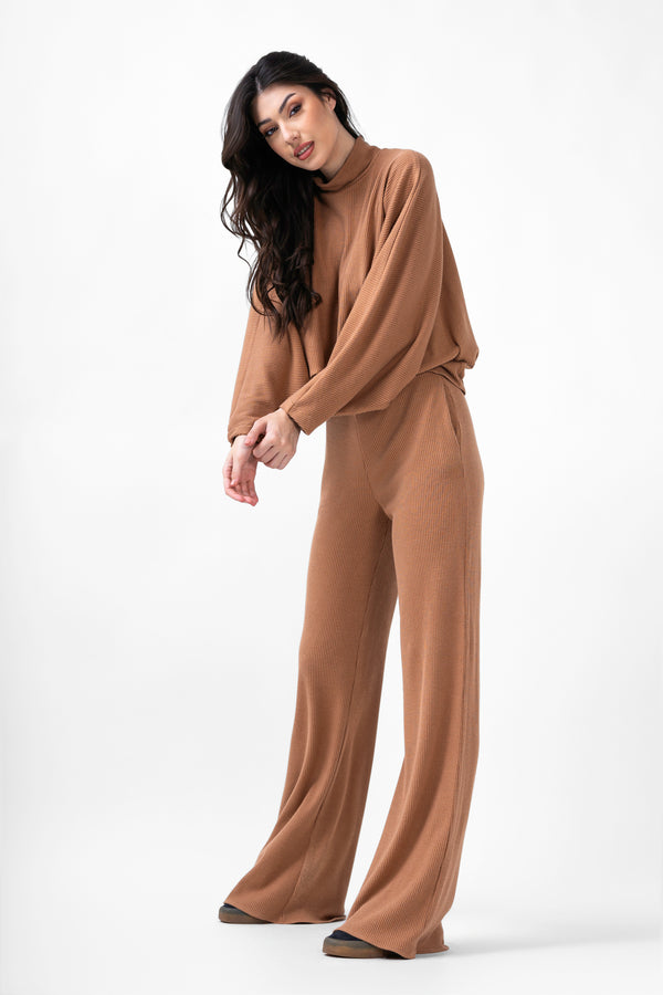 Ensemble tricoté camel avec chemisier et pantalon large