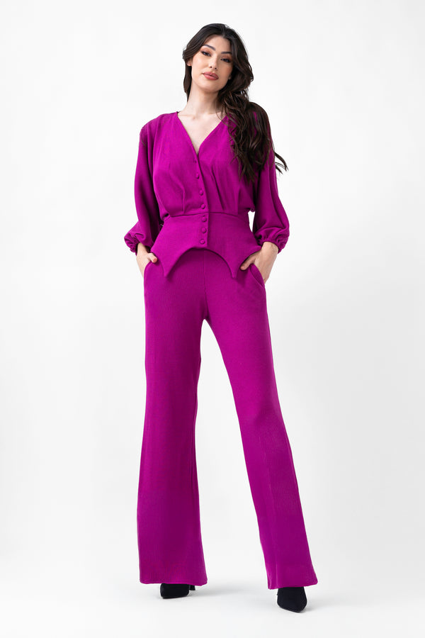 Ensemble fuchsia avec chemisier à manches bouffantes et pantalon large