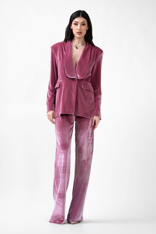 Costume en velours rose avec blazer et pantalon droit