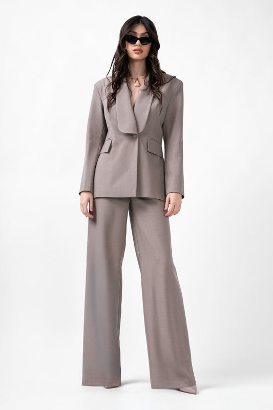 Costume beige avec blazer et pantalon droit