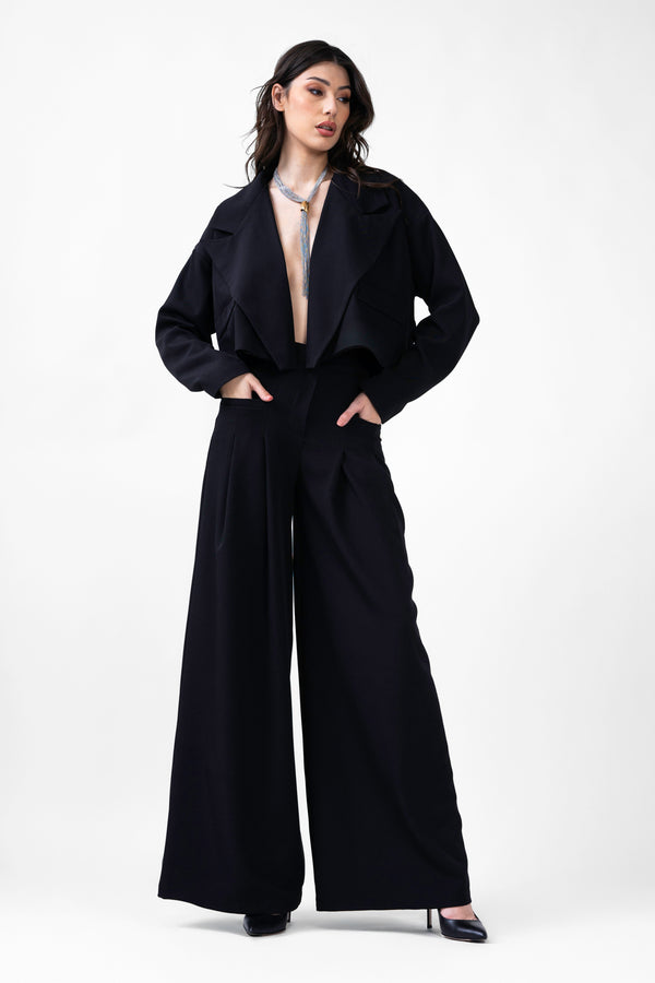 Costum negru cu sacou cropped si pantaloni cu buzunare