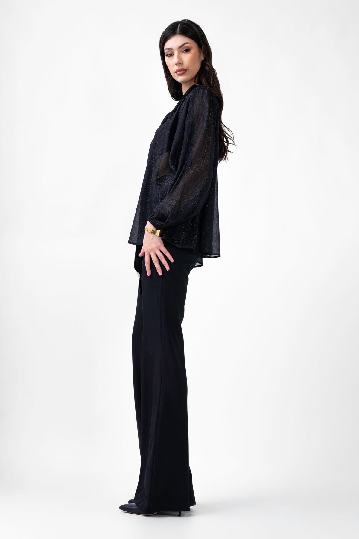 Bluza neagra cu insertii si  esarfe 