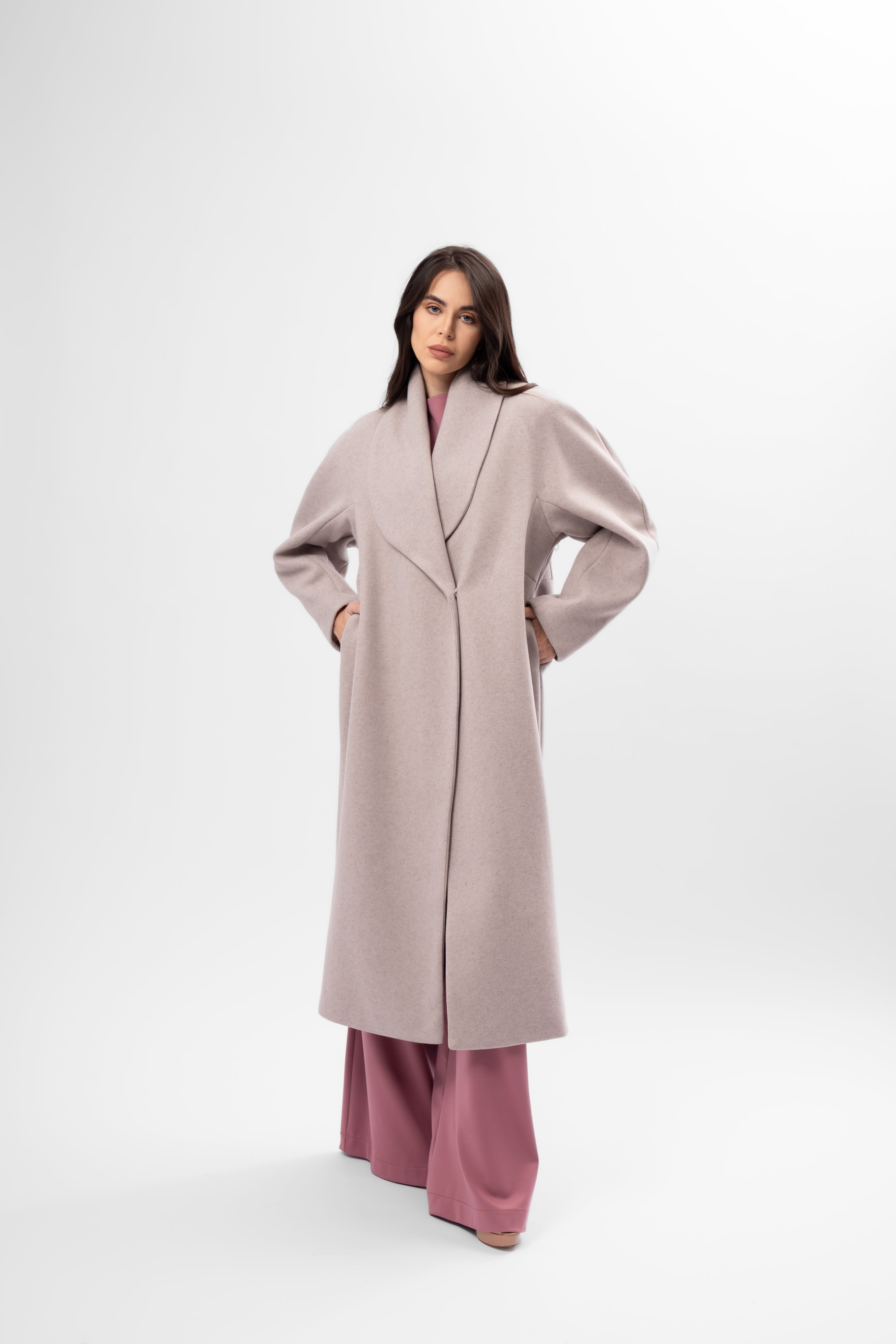 Palton lung în nuanță taupe crem cu croială oversized și rever amplu