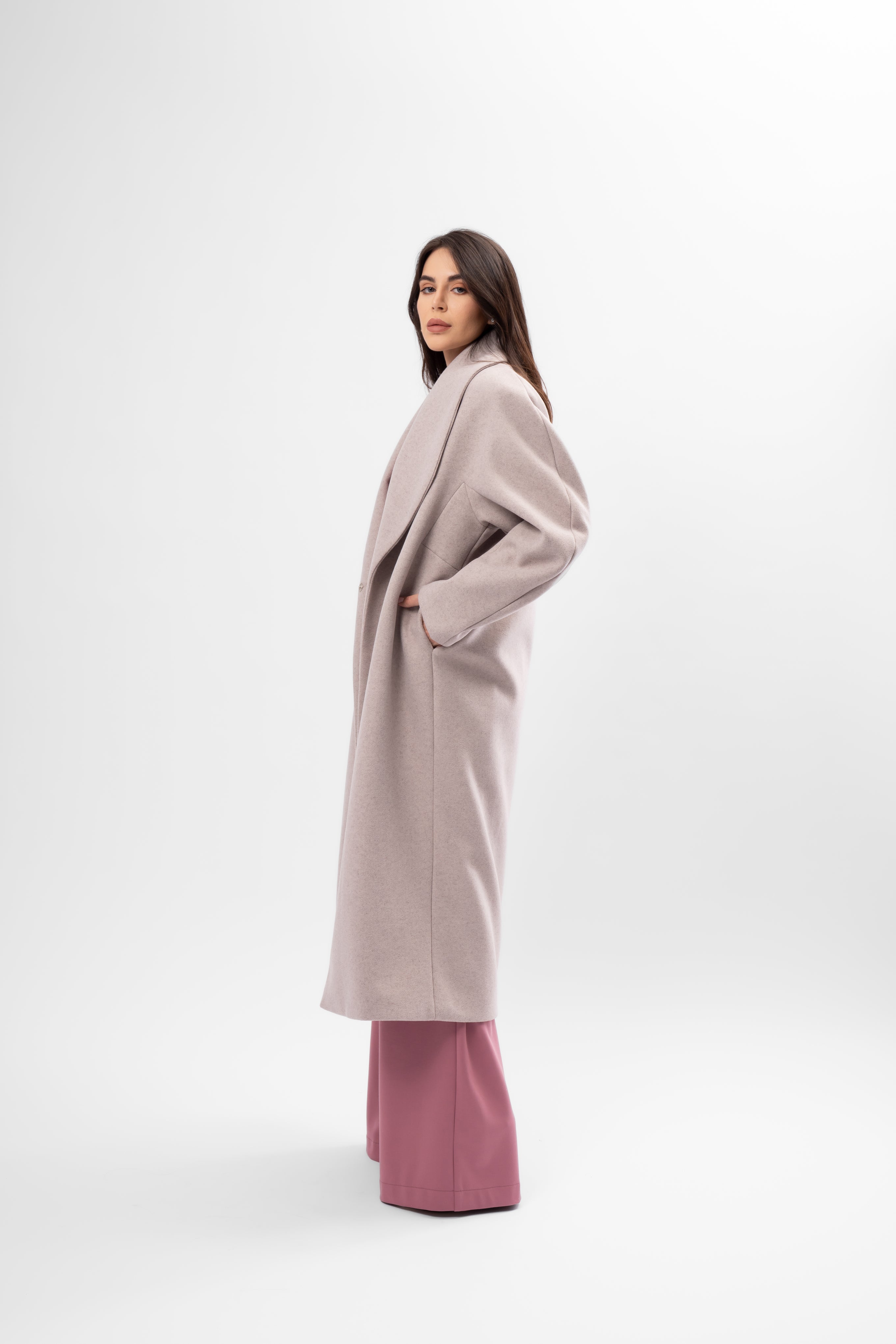 Palton lung în nuanță taupe crem cu croială oversized și rever amplu