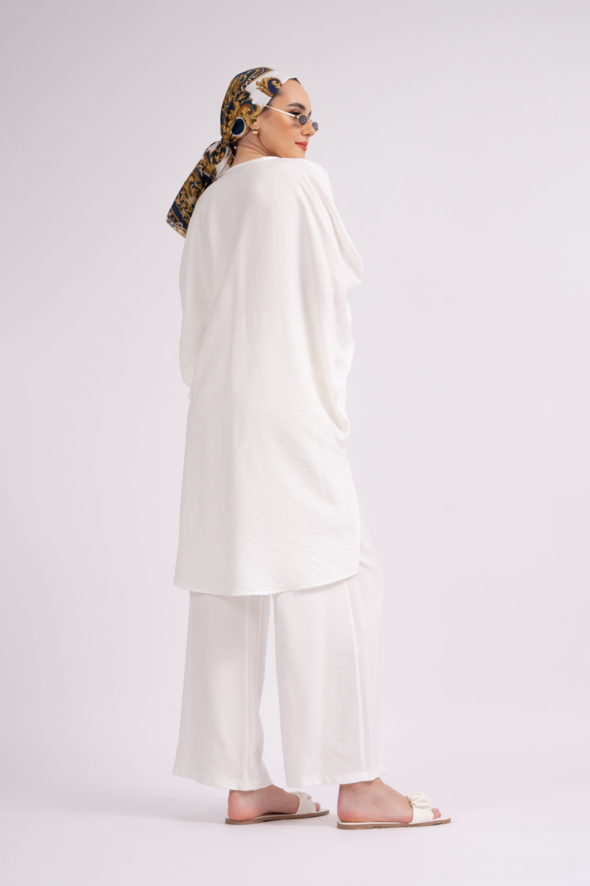 Set alb cu bluza si pantaloni culottes