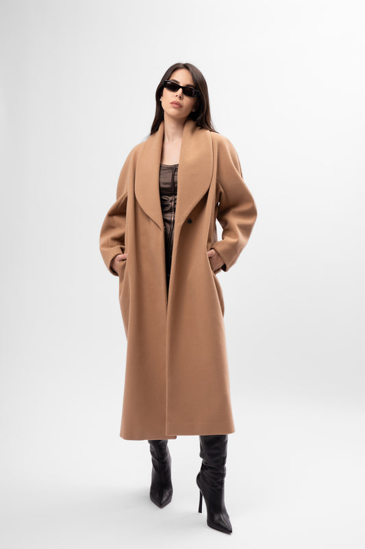 Palton lung camel cu croială oversized și rever amplu