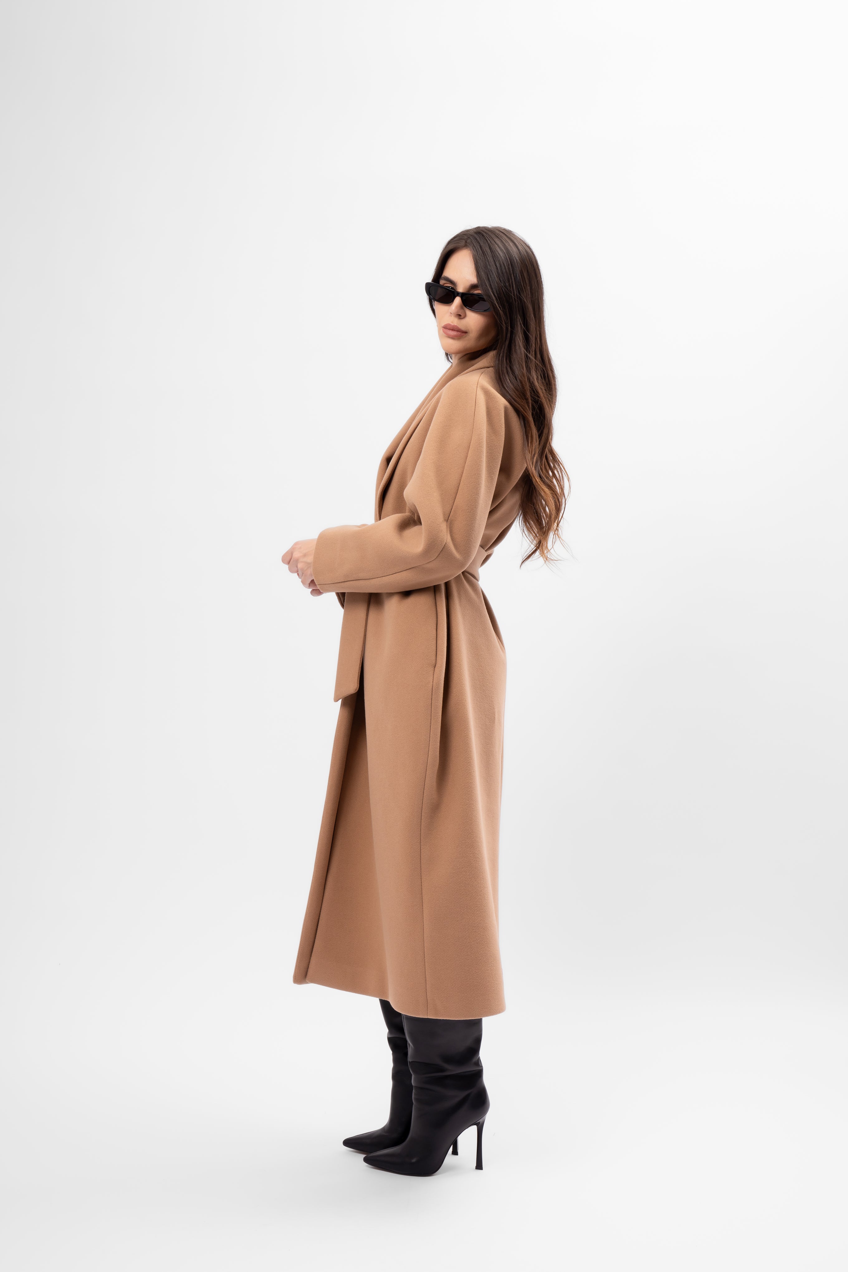 Palton lung camel cu croială oversized și rever amplu