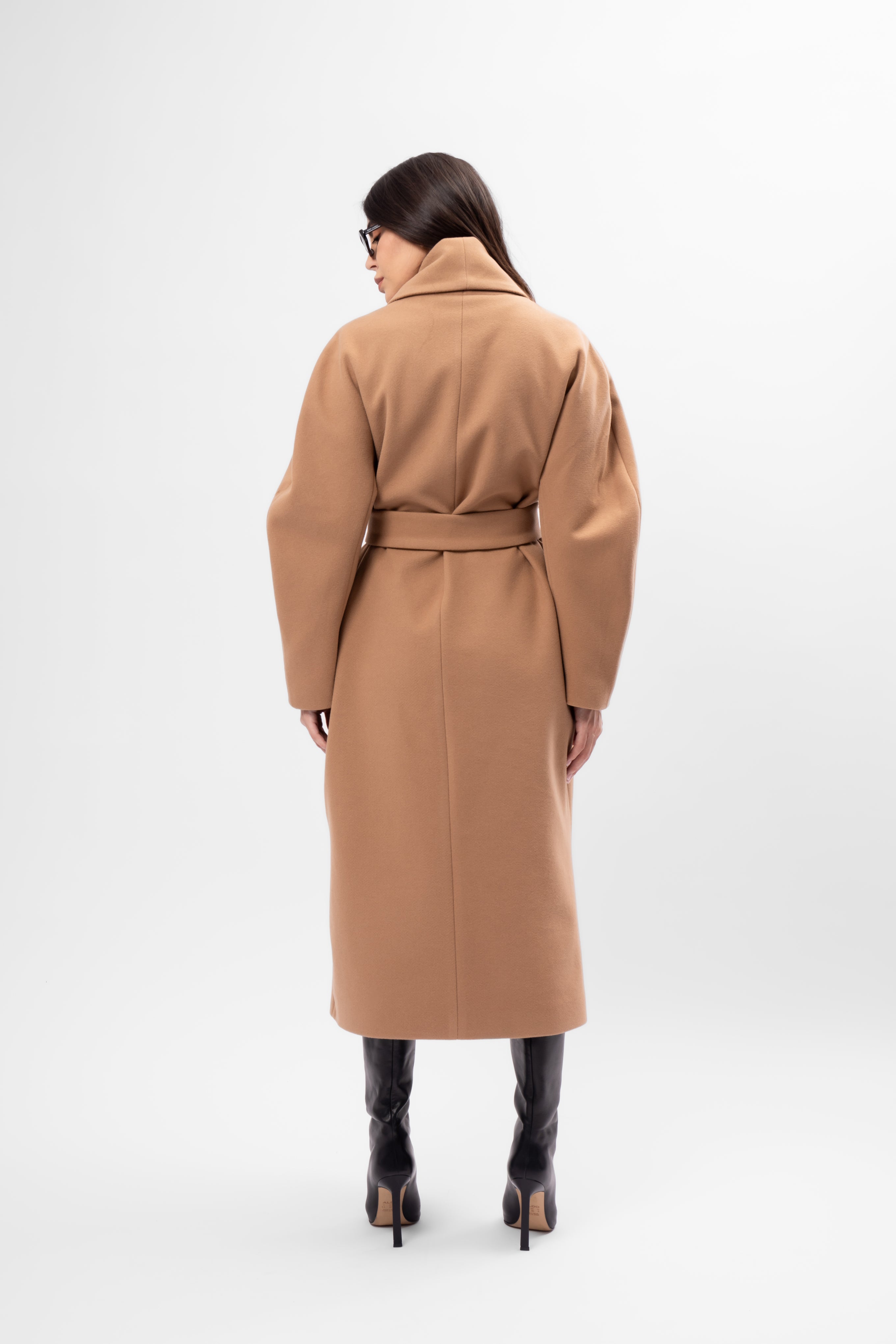 Palton lung camel cu croială oversized și rever amplu