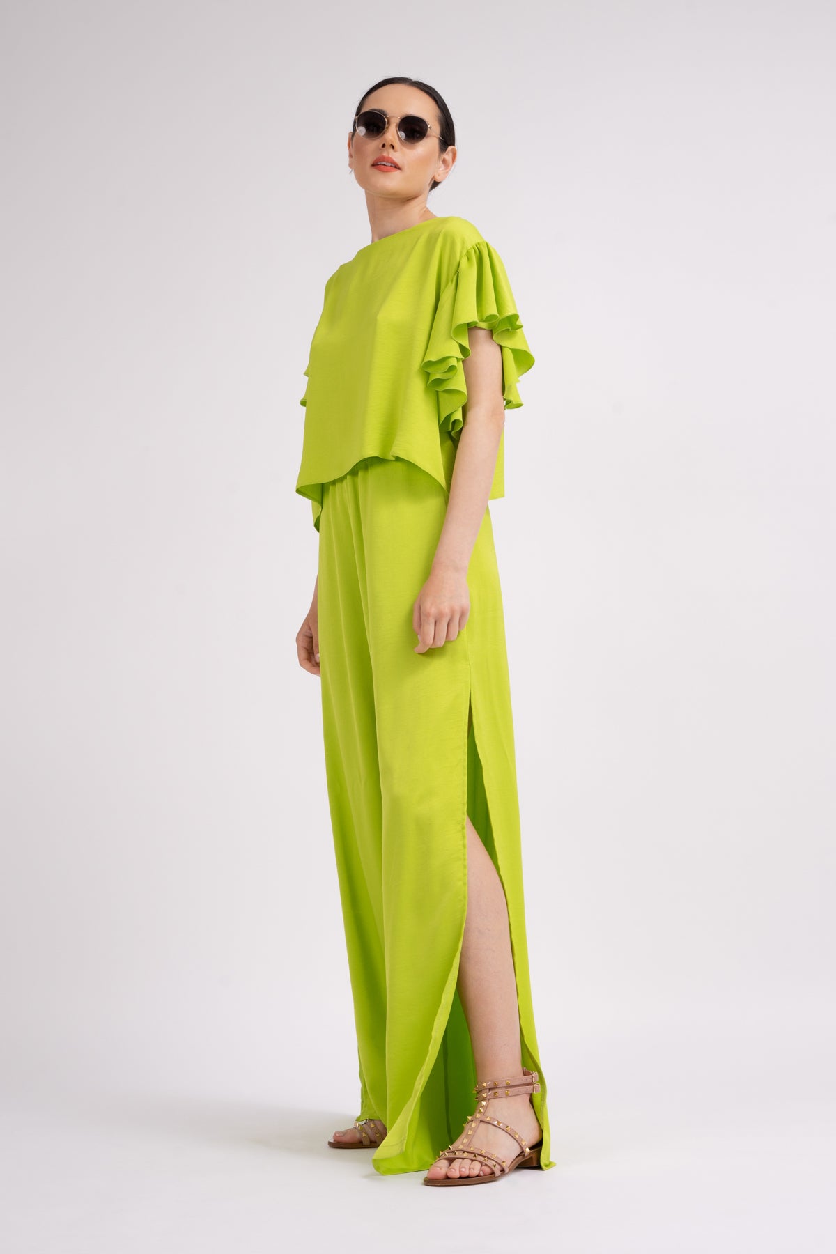 Neon green set with ruffled T-shirt and trousers with slits
