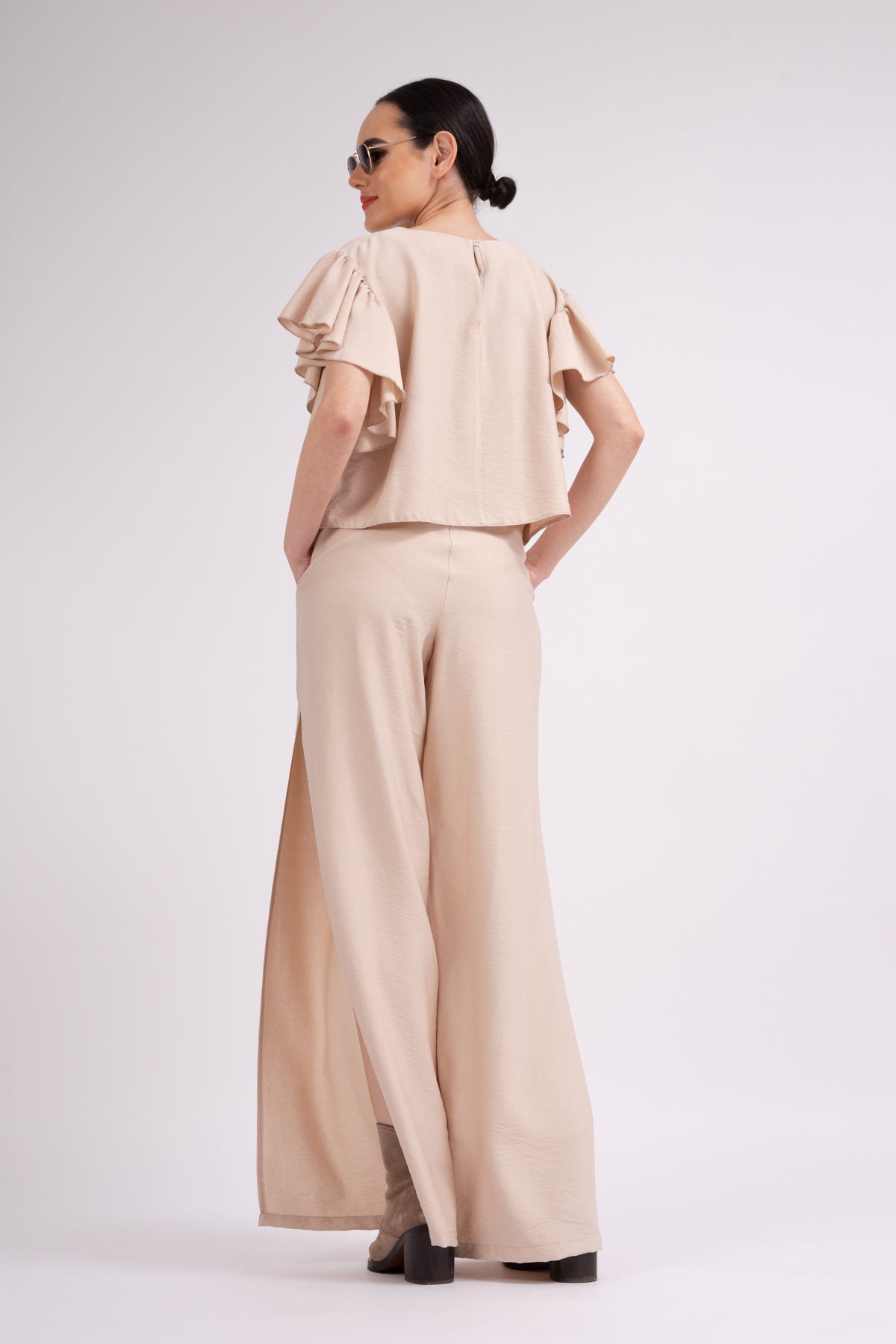 Beige set with ruffled T-shirt and trousers with slits