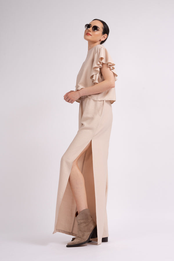Beige set with ruffled T-shirt and trousers with slits