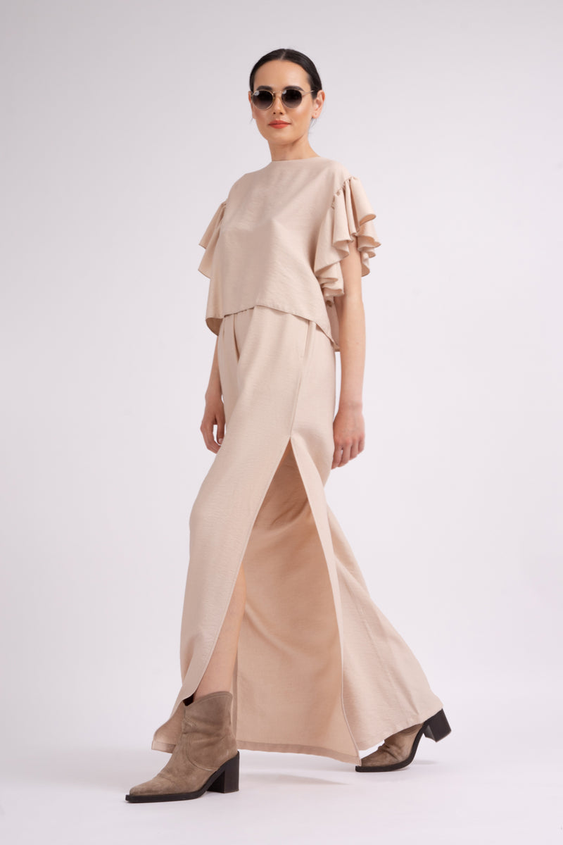Beige set with ruffled T-shirt and trousers with slits