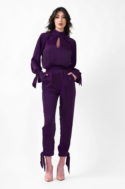 Ensemble violet avec chemisier et pantalon avec nœuds