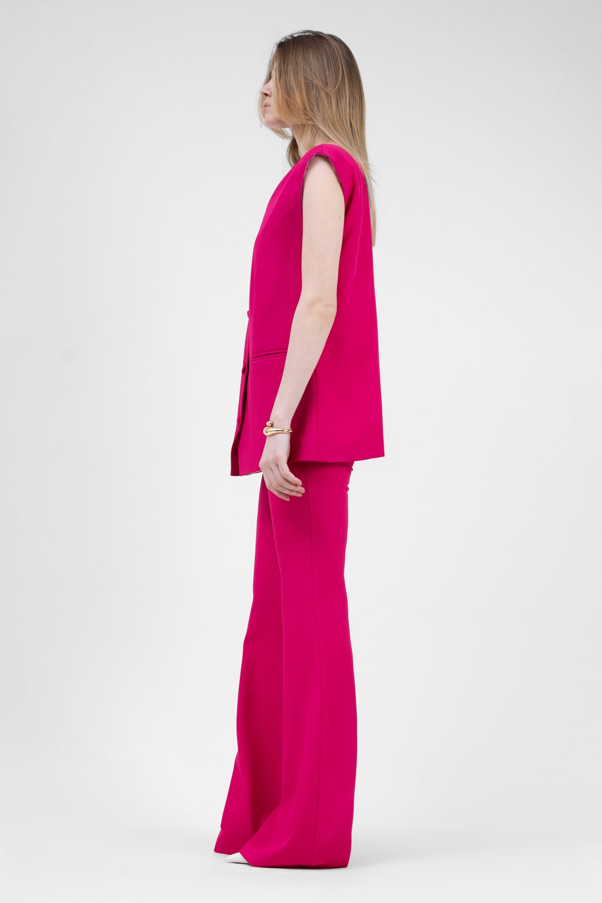 Costum fuchsia cu vesta oversized si pantaloni evazati