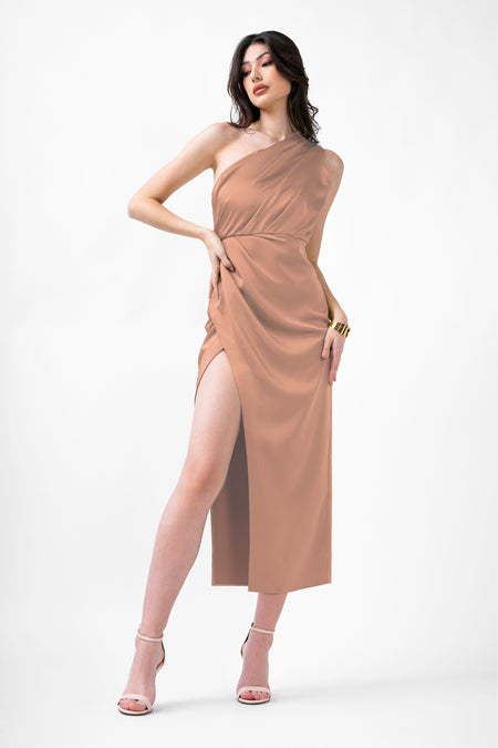 Rochie midi gold pe un umar cu crapatura pe picior
