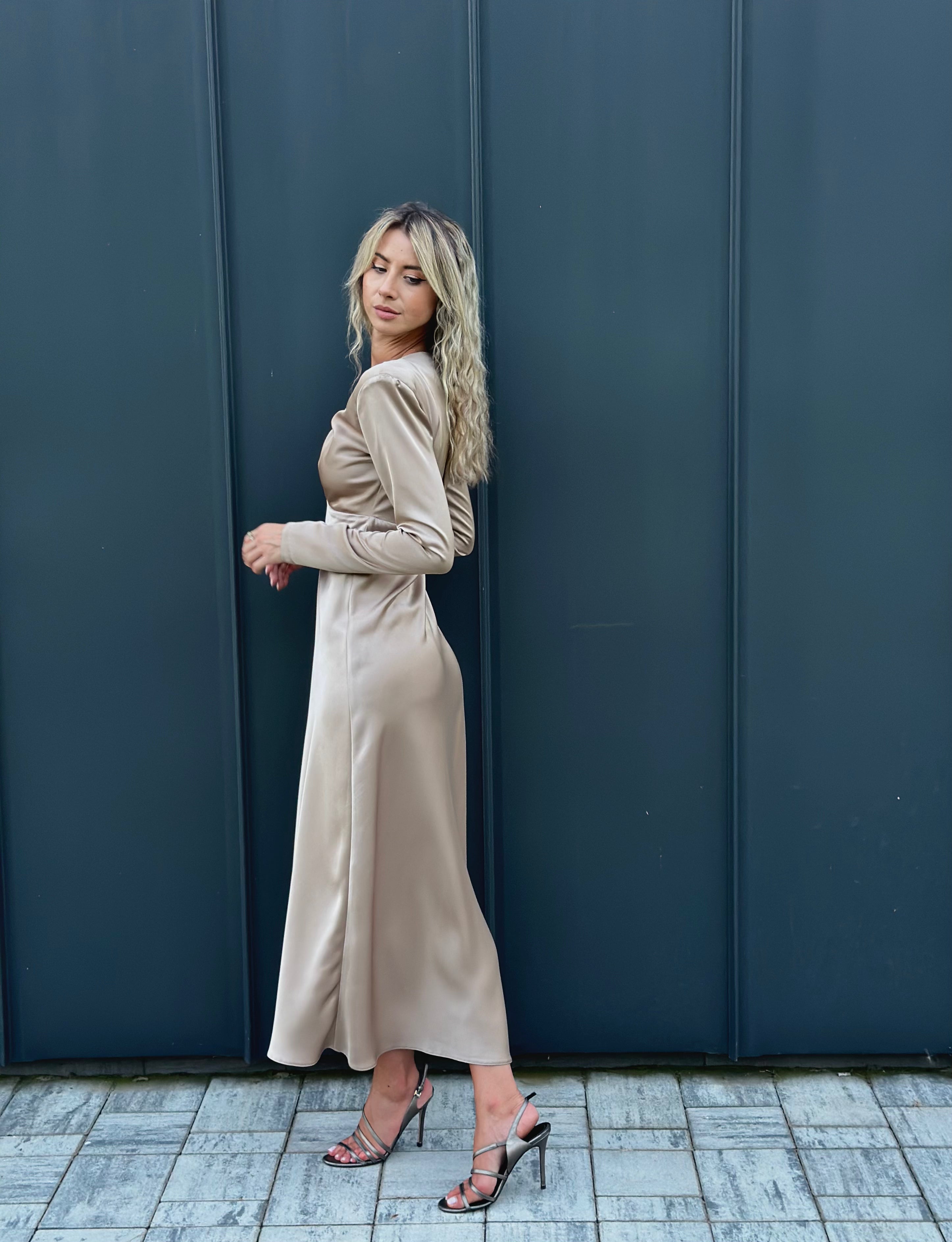 Rochie maxi elegantă cu imprimeu răsucit în față, culoarea șampaniei