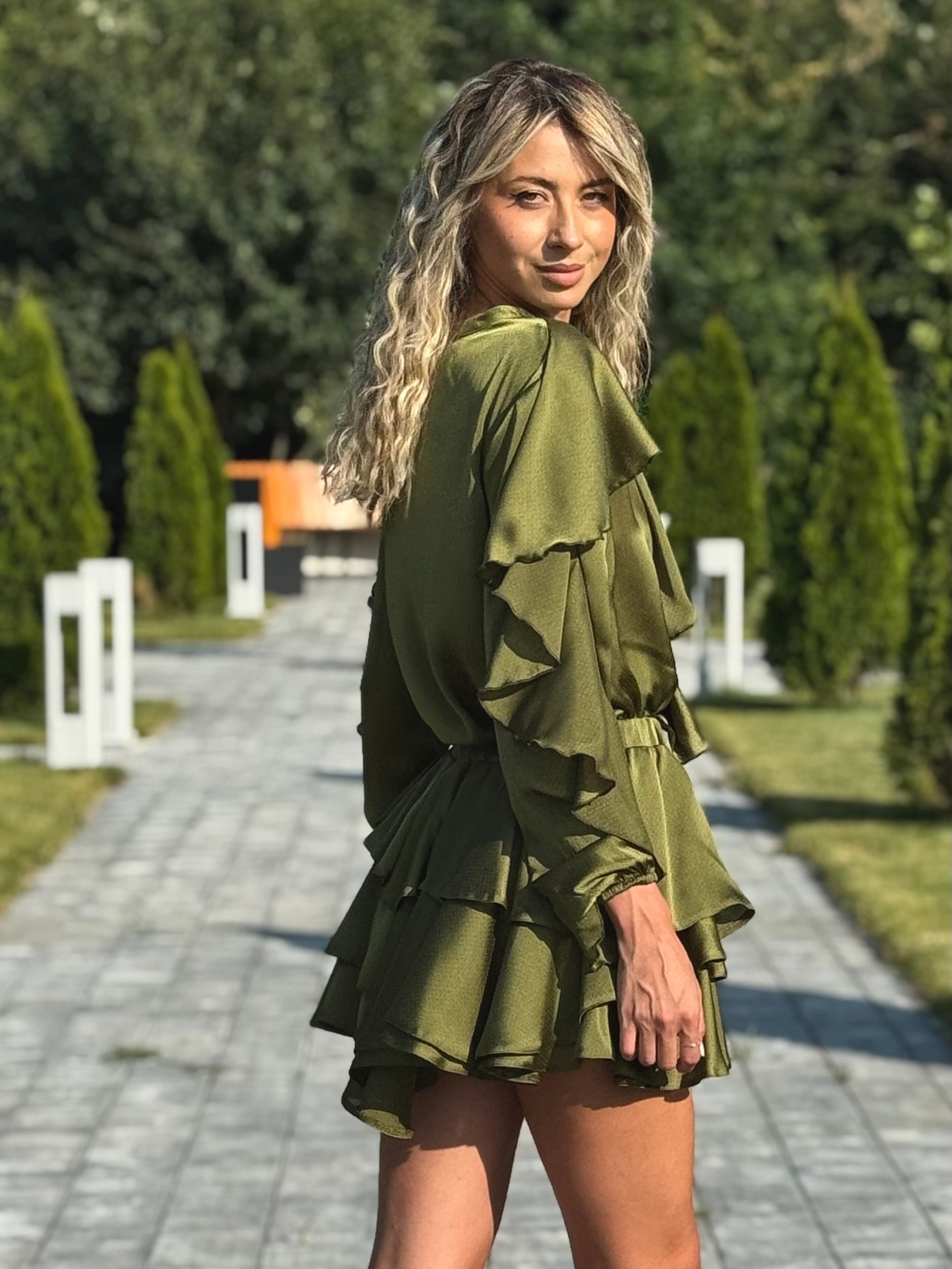 Set bluză cu volane verde măsliniu și fustă mini în straturi