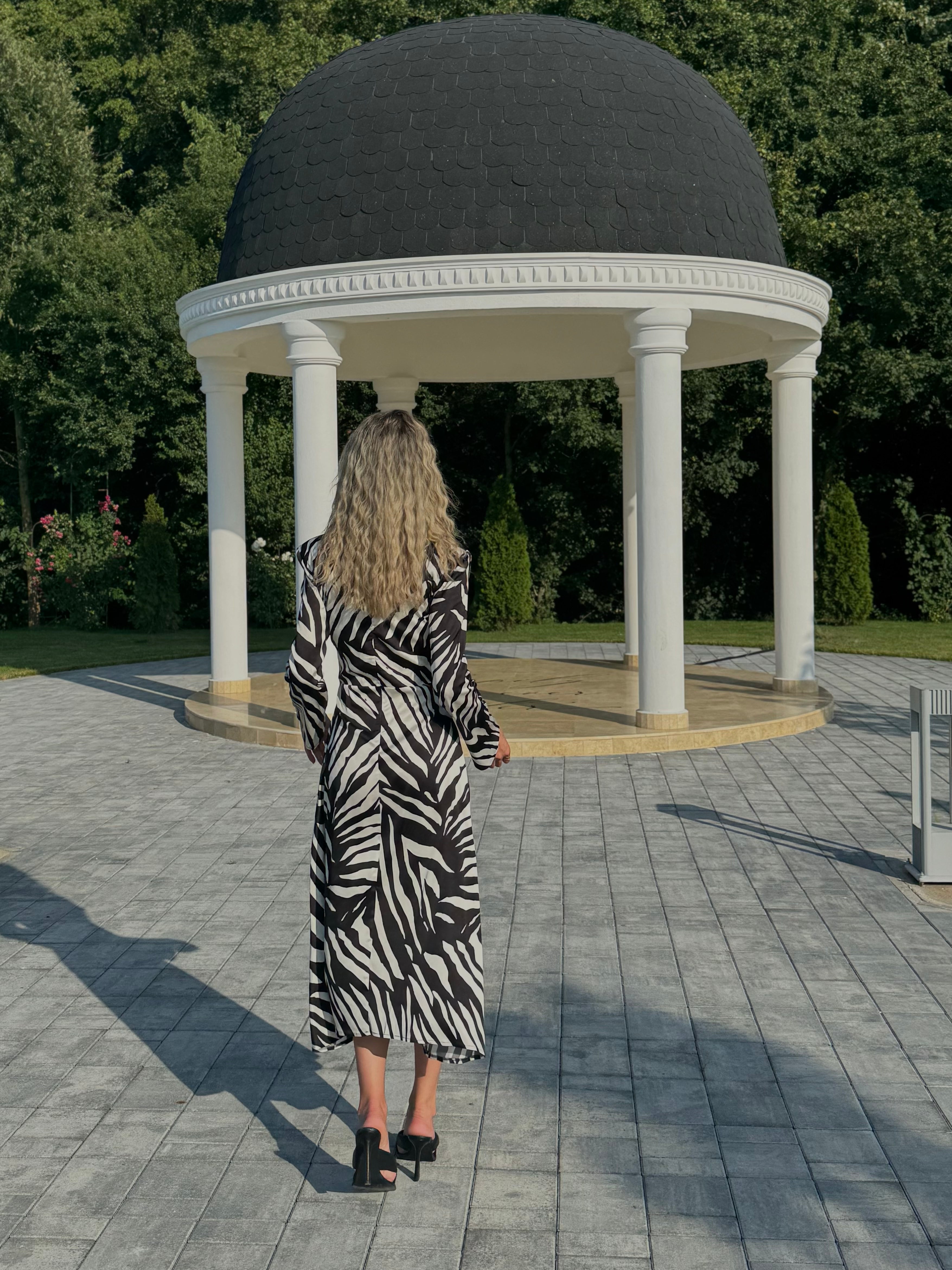 Rochie midi cu imprimeu zebră alb-negru și decupaje