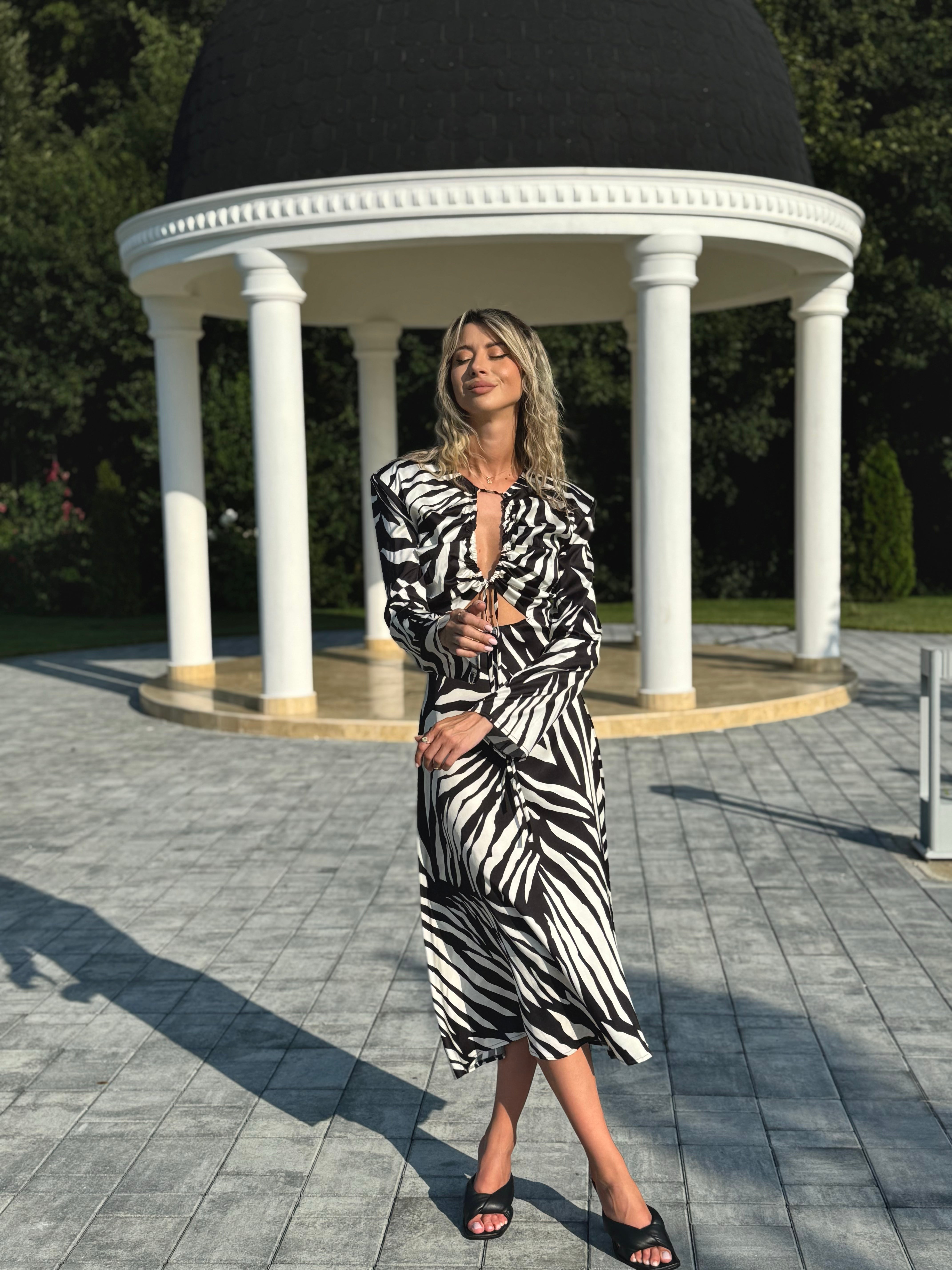 Rochie midi cu imprimeu zebră alb-negru și decupaje