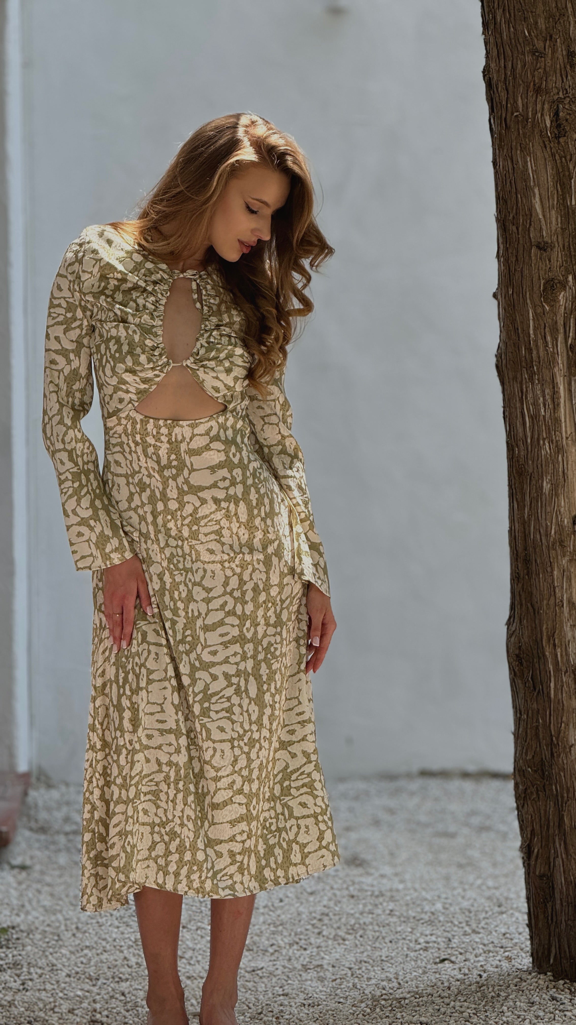 Rochie midi cu imprimeu de șarpe măsliniu și mâneci clopot