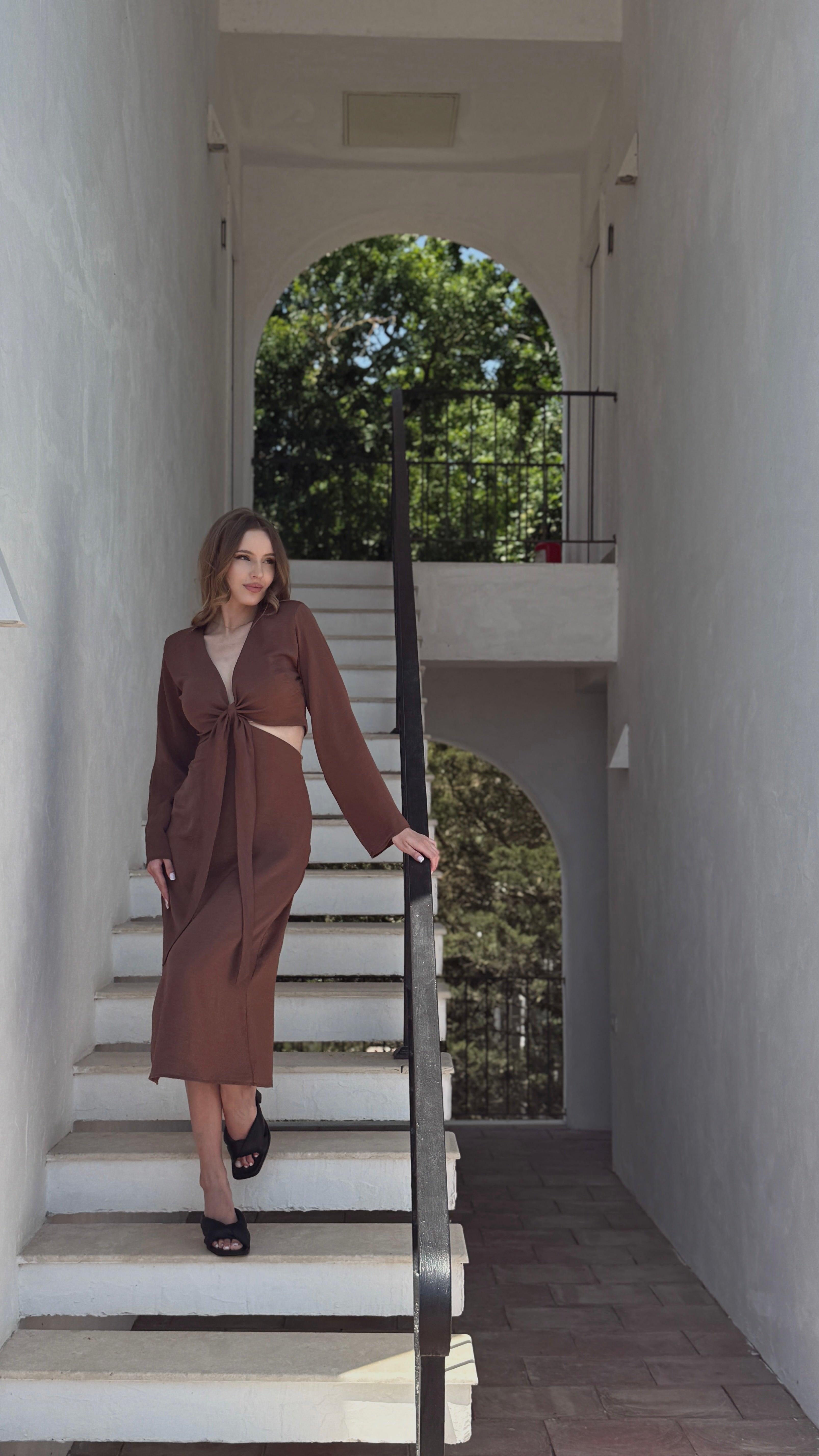 Rochie midi maro ciocolatiu cu noduri în față și decupaj