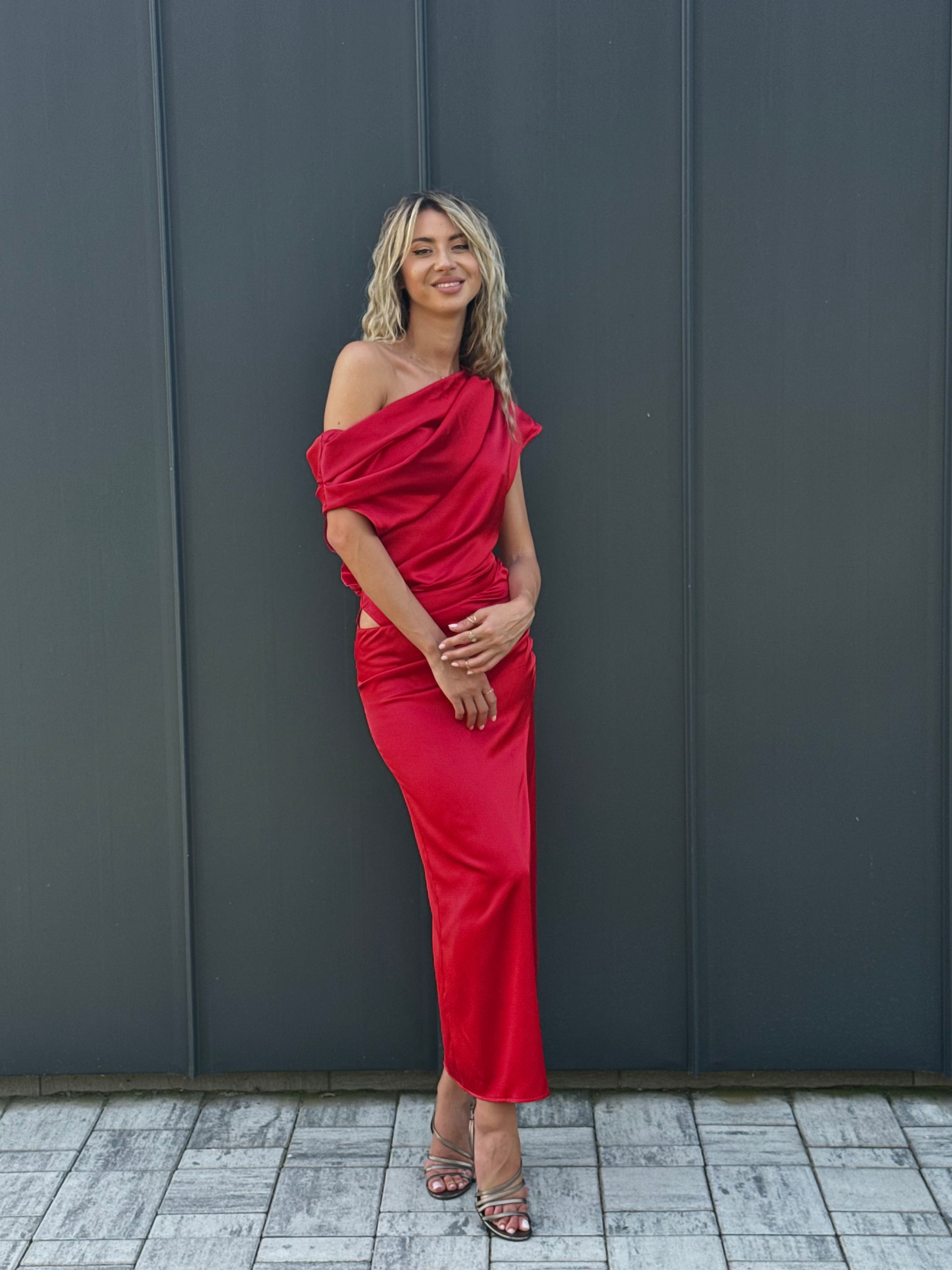 Rochie maxi mov, cu umeri goi, drapată, cu design asimetric