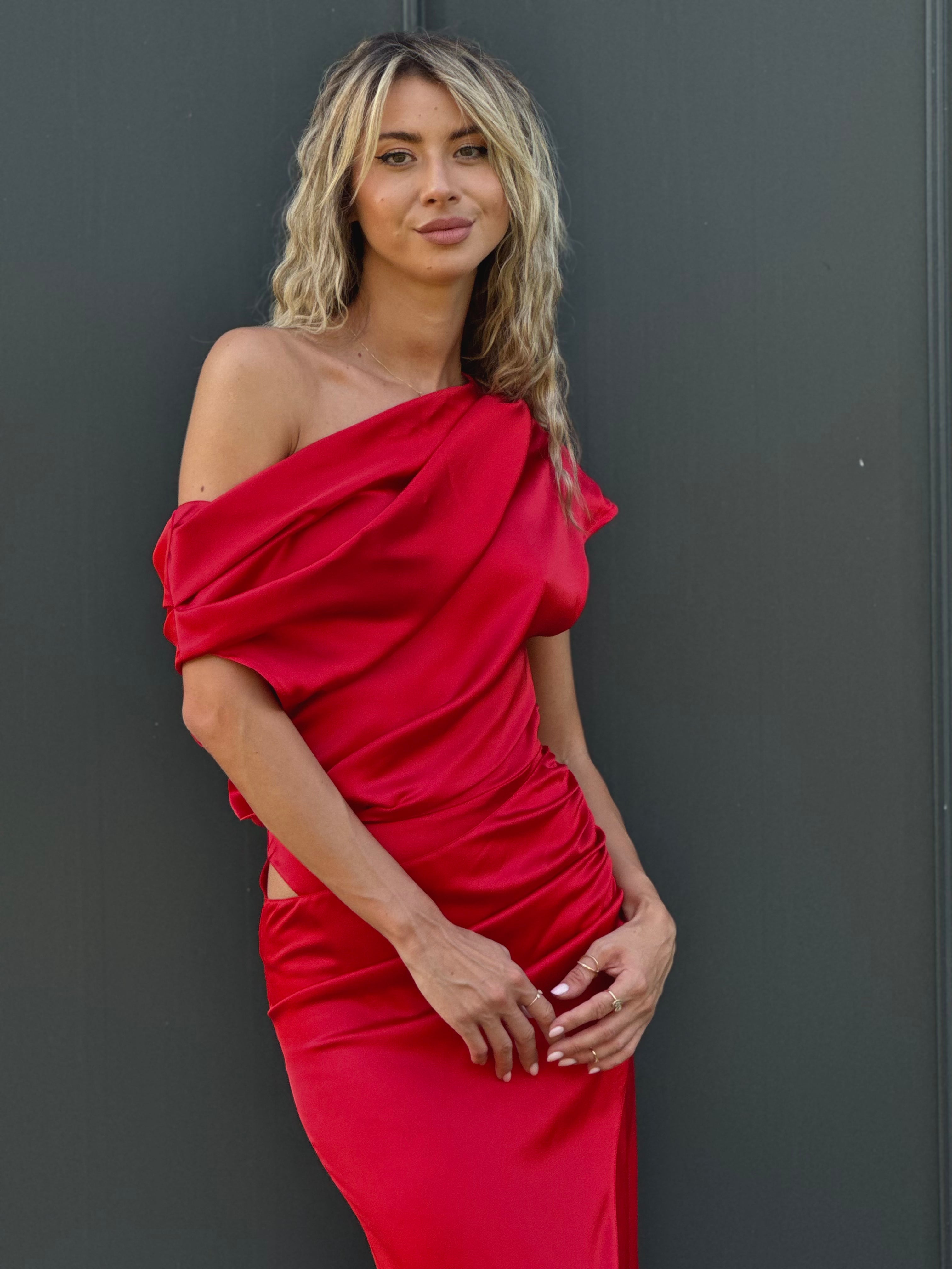 Rochie maxi mov, cu umeri goi, drapată, cu design asimetric