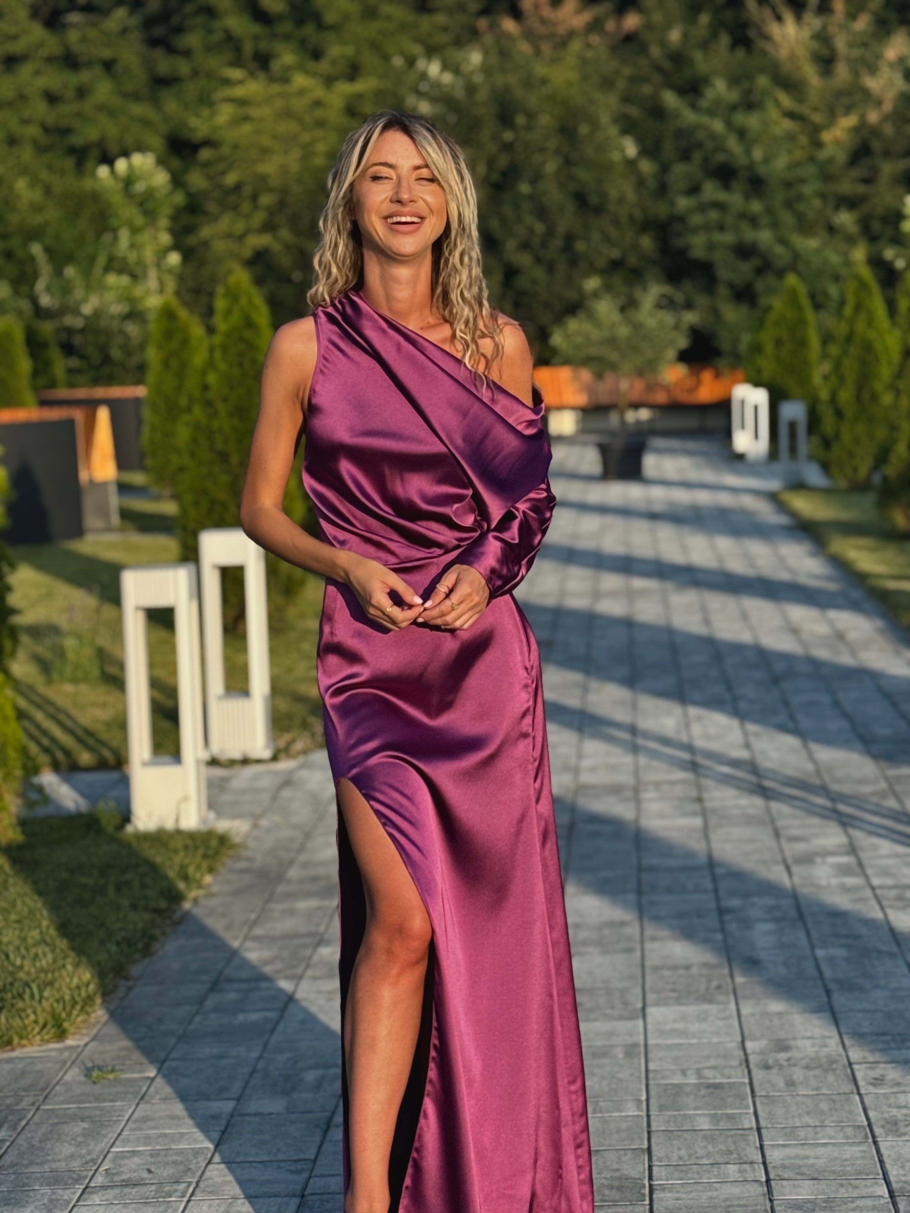 Rochie midi mov Allure cu decolteu asimetric și crăpătură laterală