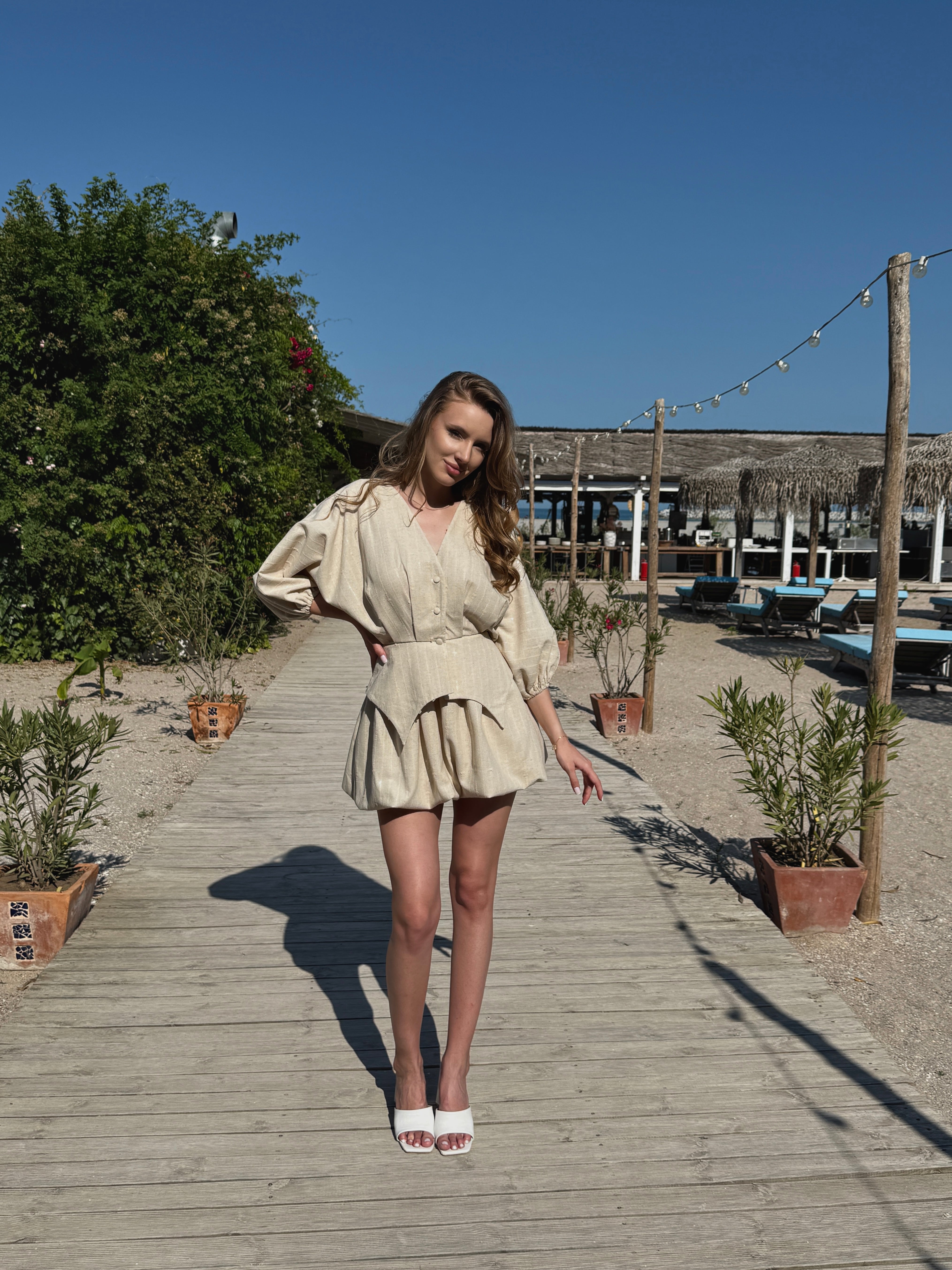 Set bej strălucitor, coordonat - bluză asimetrică și fustă mini cu inserții