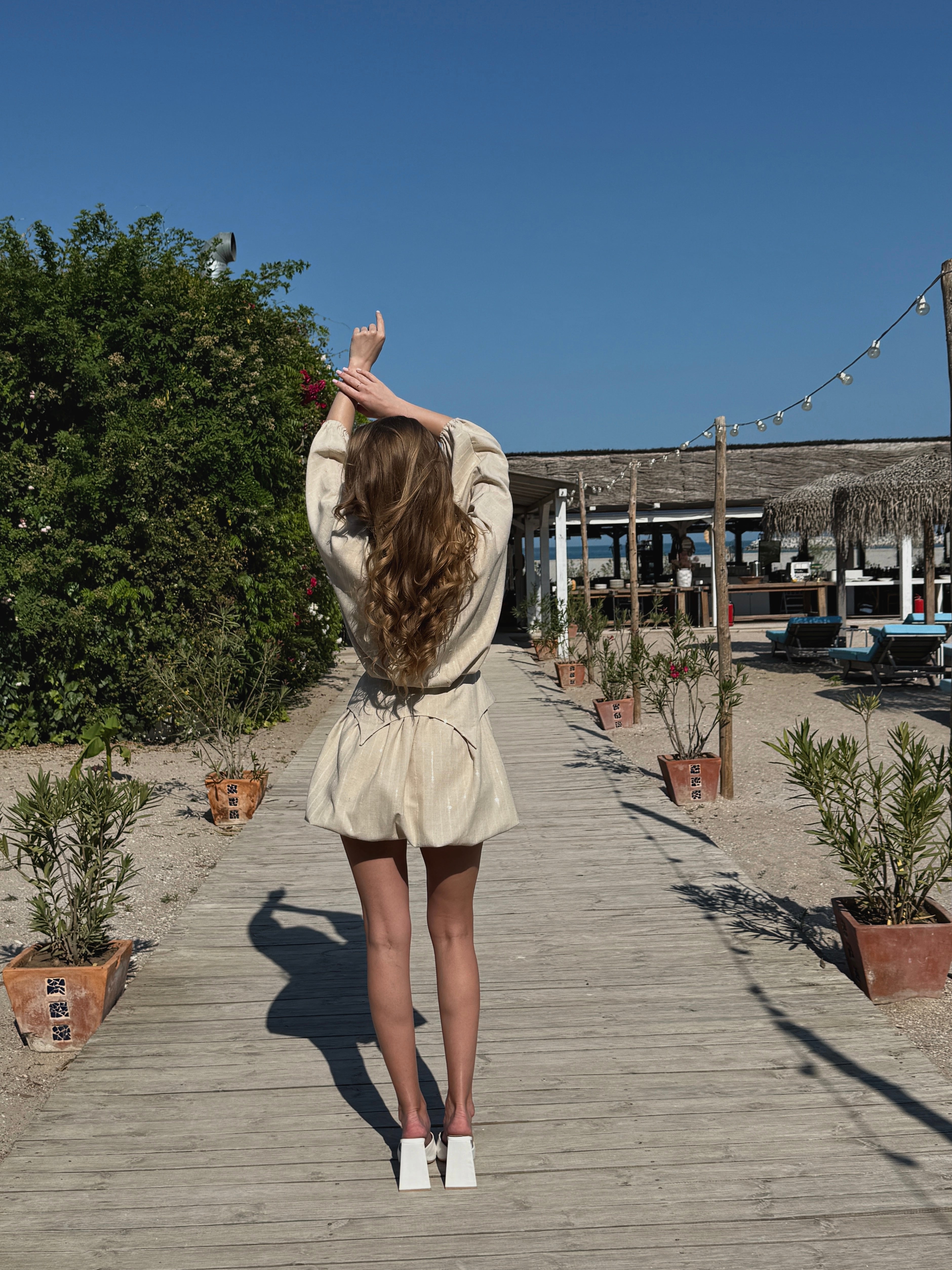 Set bej strălucitor, coordonat - bluză asimetrică și fustă mini cu inserții