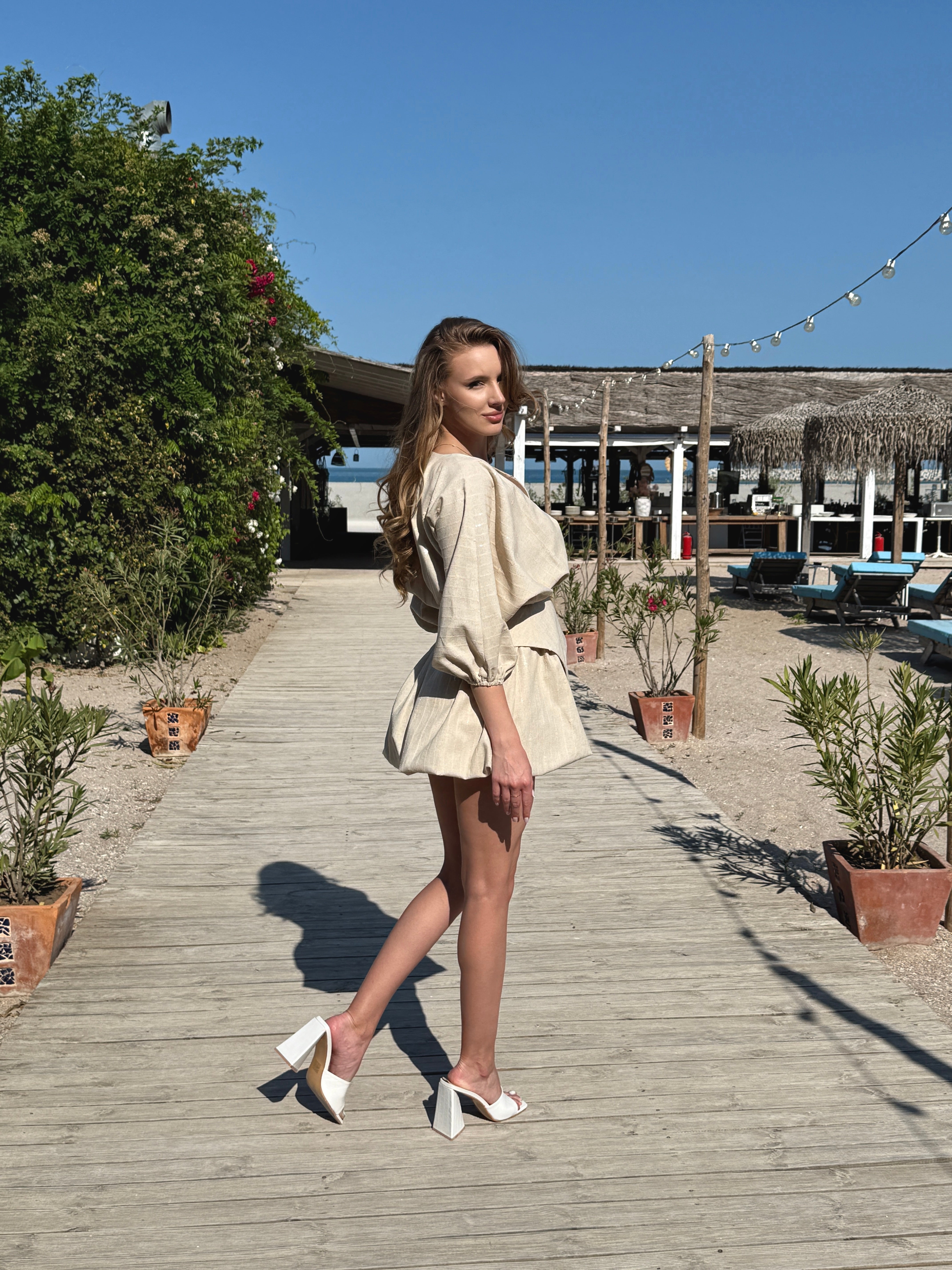 Set bej strălucitor, coordonat - bluză asimetrică și fustă mini cu inserții