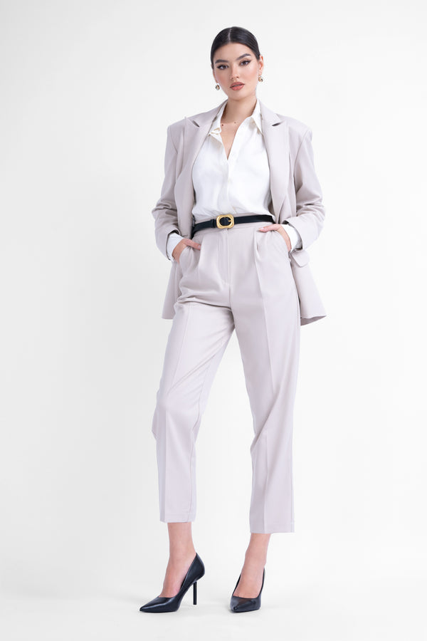 Ivoire suit with regular blazer and cropped trousers
