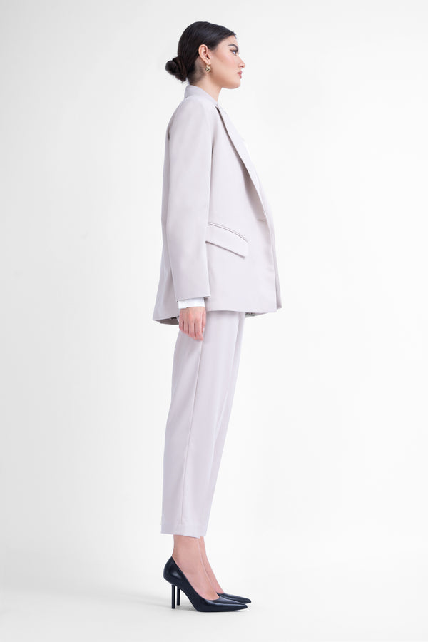 Ivoire suit with regular blazer and cropped trousers
